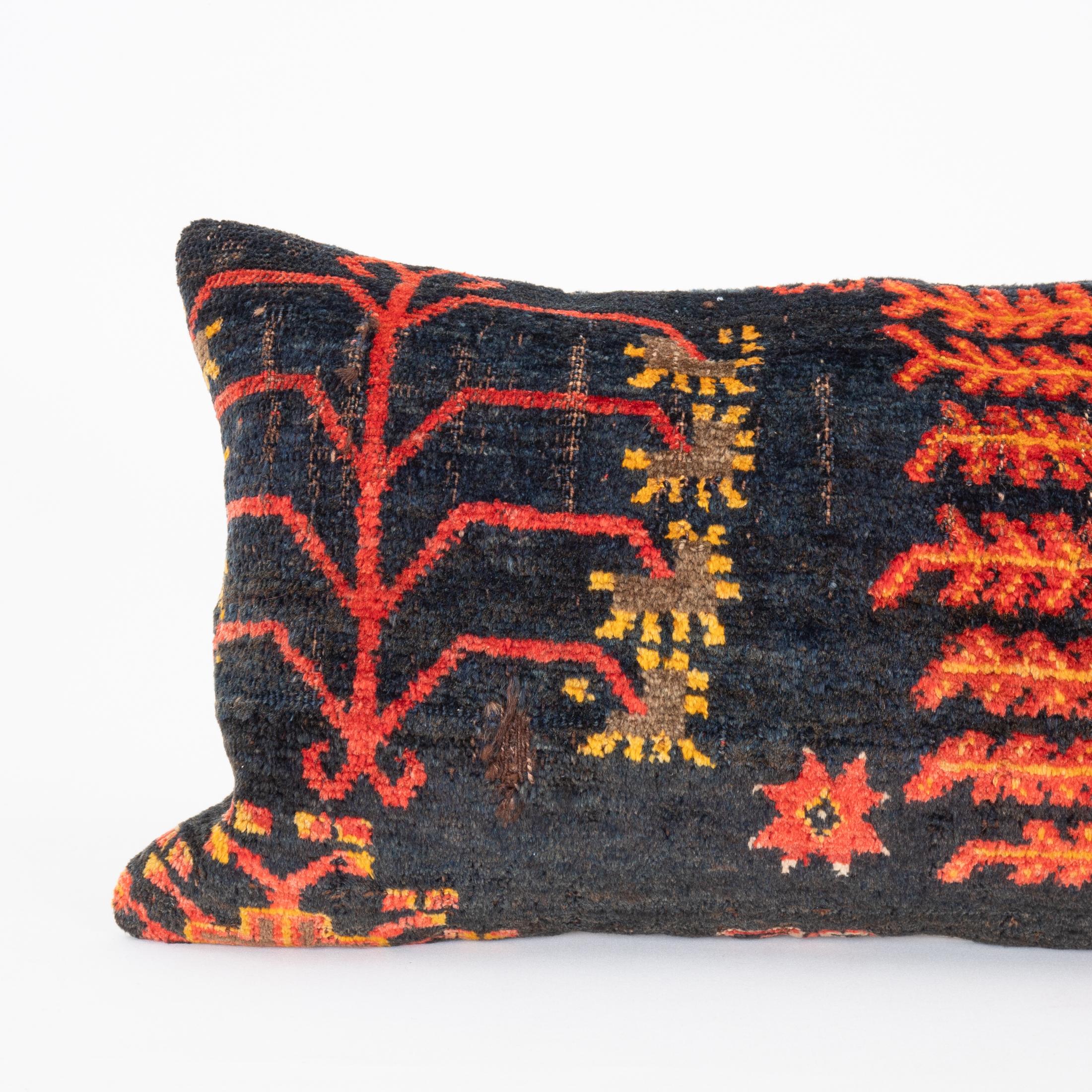 Kissen aus einem antiken Kirgise-Teppich, Kirgise, Zentralasien (Stammeskunst) im Angebot