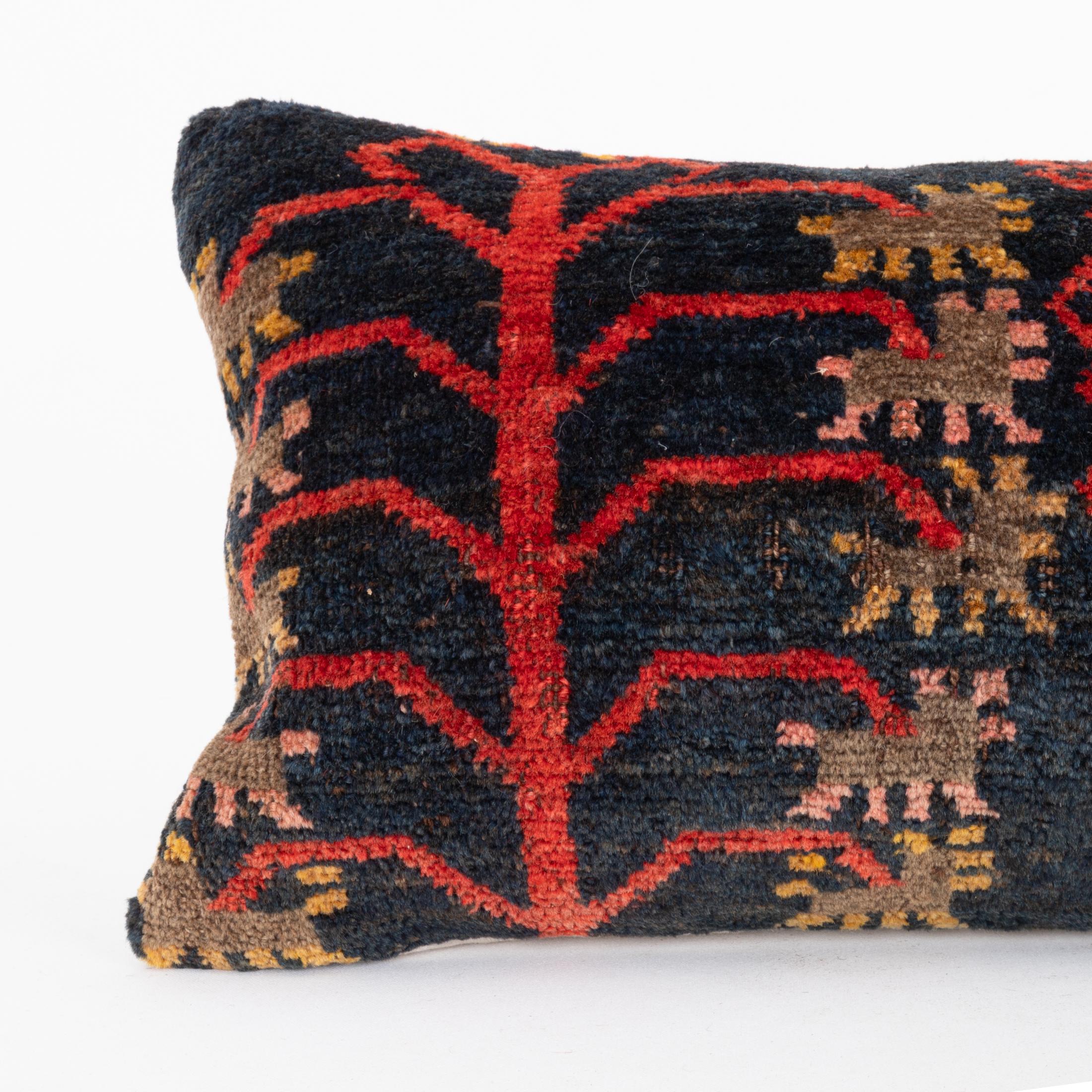 Tribal Coussin fabriqué à partir d'un tapis Kyrgyz ancien, Kyrgyzstan, Asie centrale en vente