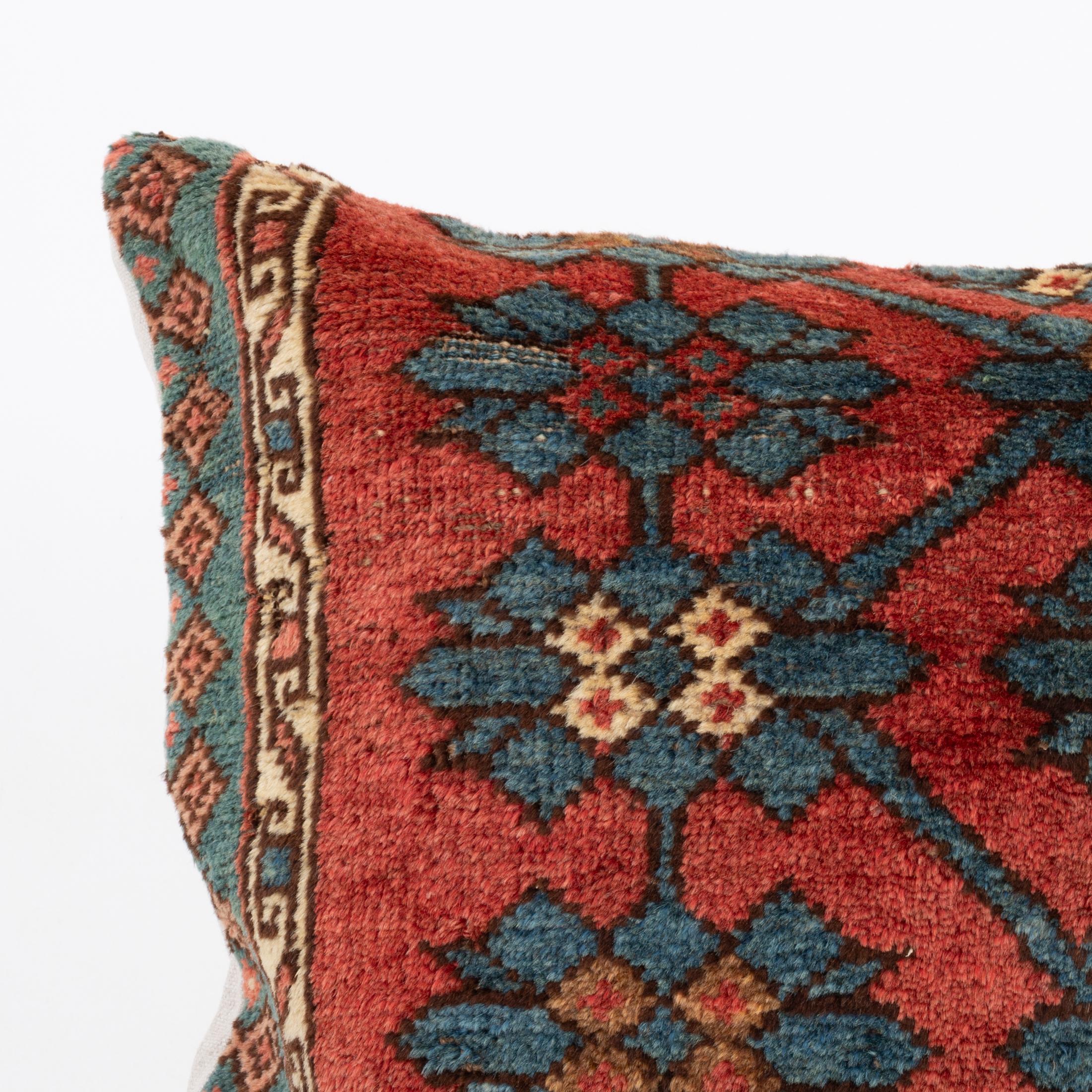 Tribal Coussin fabriqué à partir d'un tapis Kyrgyz ancien, Kyrgyzstan, Asie centrale en vente