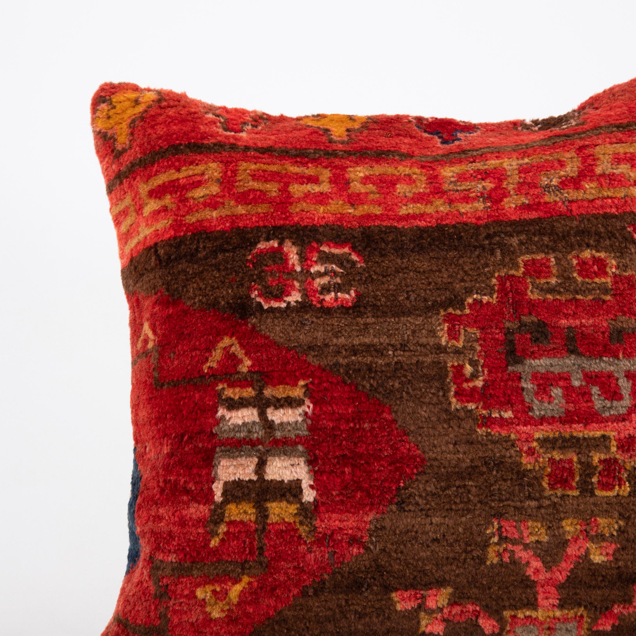 Tribal Coussin fabriqué à partir d'un tapis Kyrgyz ancien, Kyrgyzstan, Asie centrale en vente