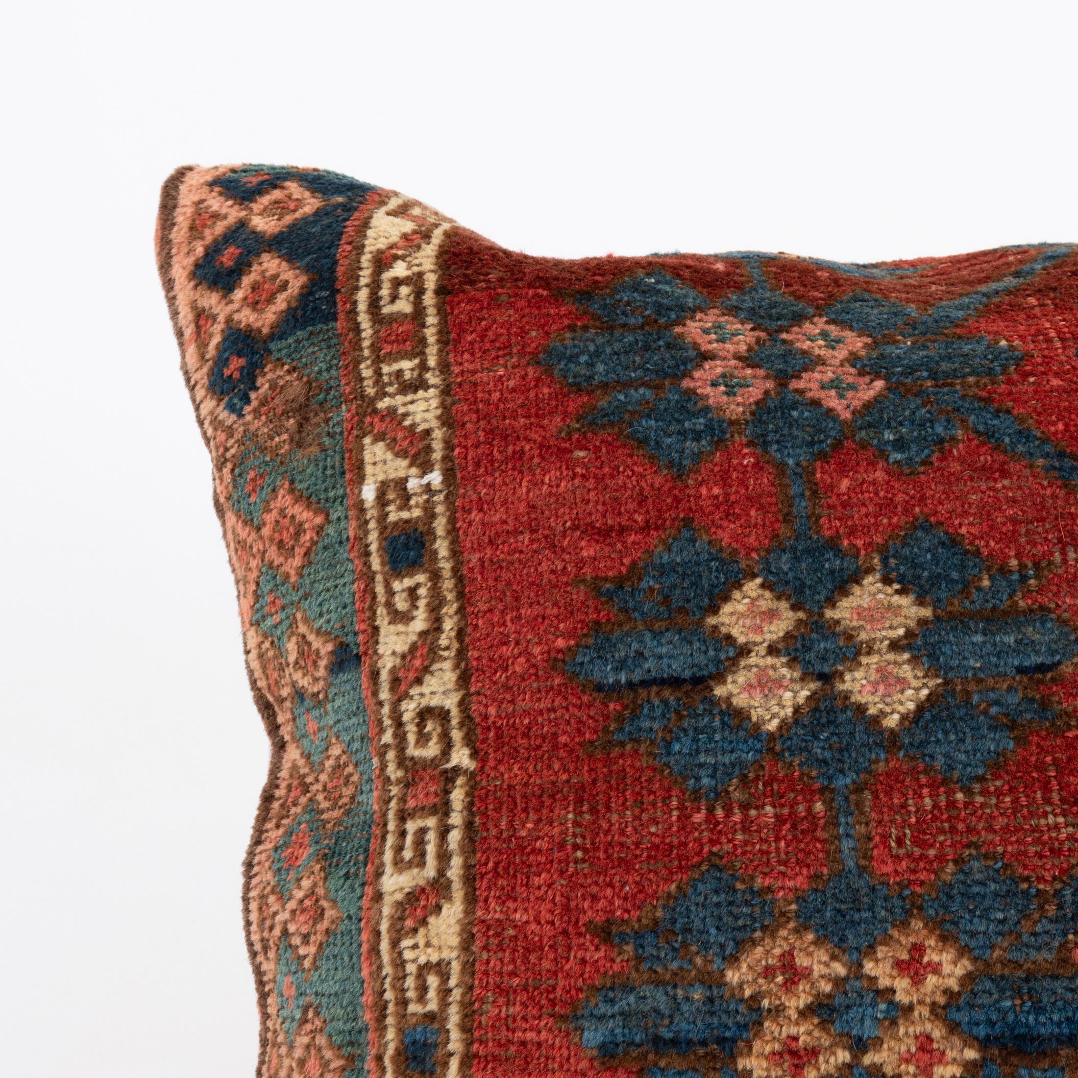 Tribal Coussin fabriqué à partir d'un tapis Kyrgyz ancien, Kyrgyzstan, Asie centrale en vente