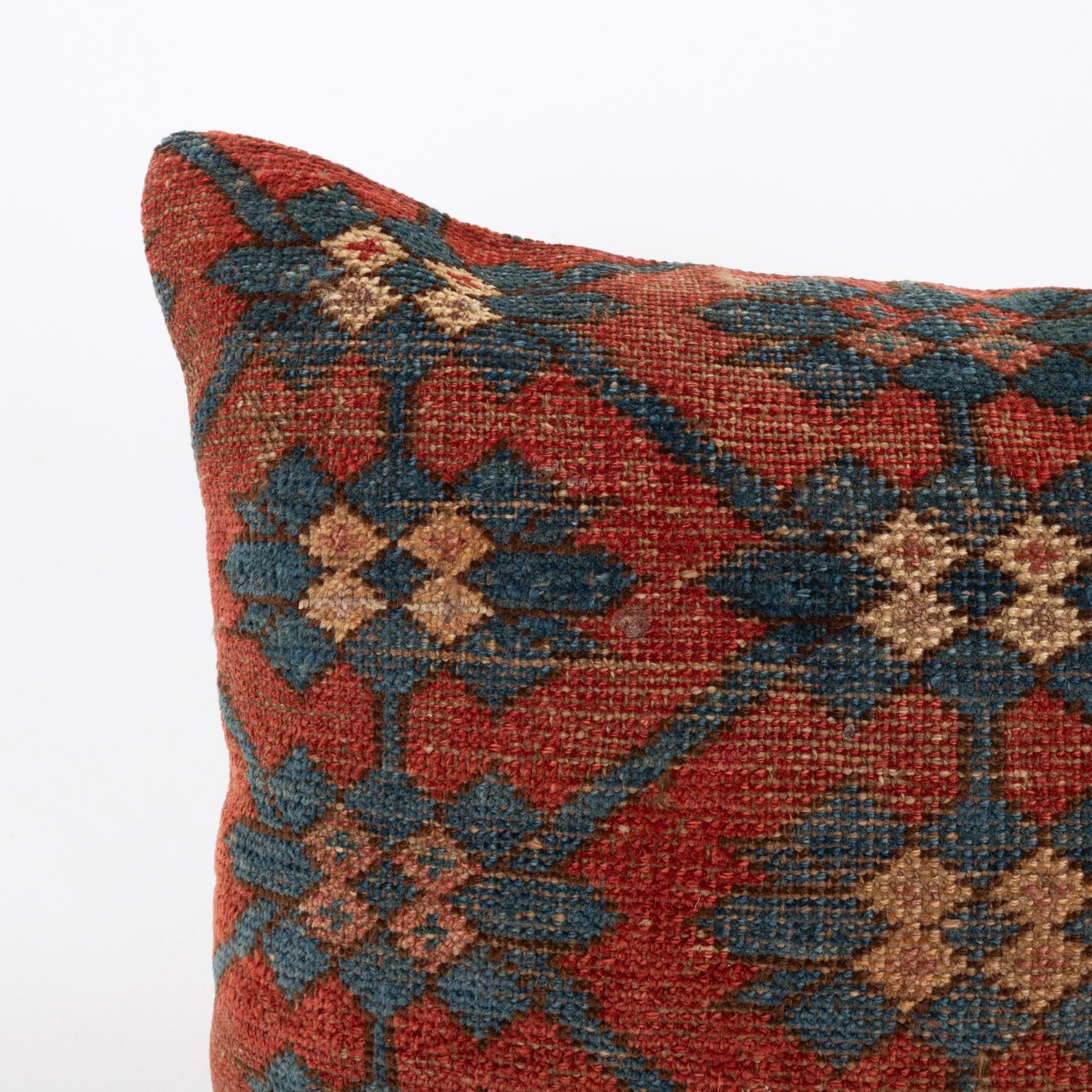 Tribal Coussin fabriqué à partir d'un tapis Kyrgyz ancien, Kyrgyzstan, Asie centrale en vente