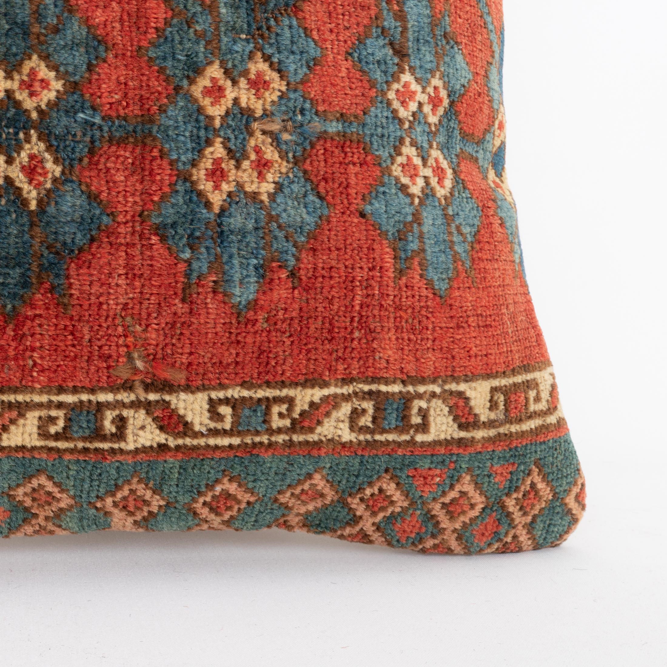 Kirghize Coussin fabriqué à partir d'un tapis Kyrgyz ancien, Kyrgyzstan, Asie centrale en vente