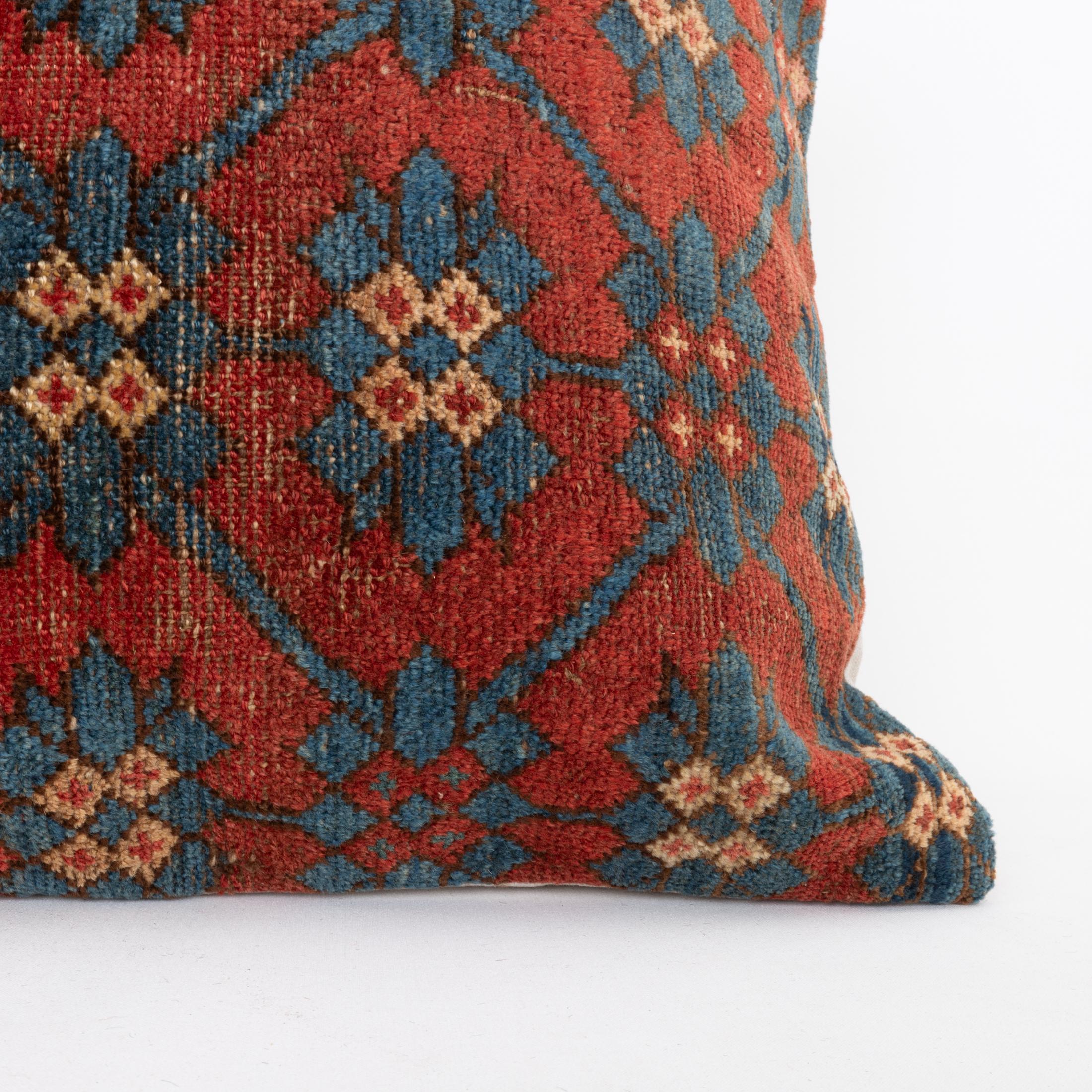 Kirghize Coussin fabriqué à partir d'un tapis Kyrgyz ancien, Kyrgyzstan, Asie centrale en vente