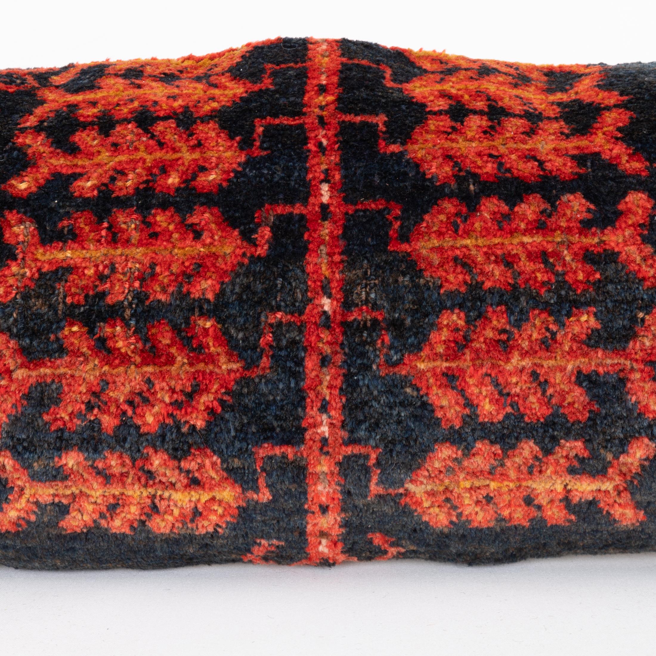 Kirghize Coussin fabriqué à partir d'un tapis Kyrgyz ancien, Kyrgyzstan, Asie centrale en vente
