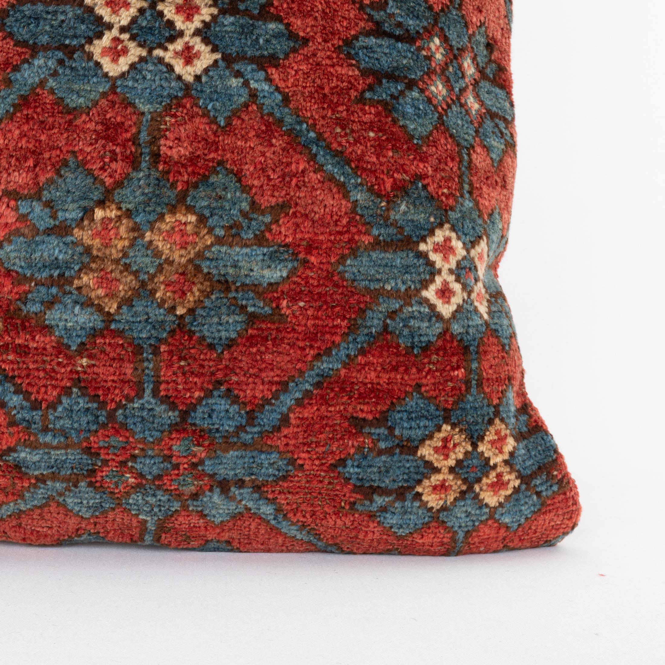 Kirghize Coussin fabriqué à partir d'un tapis Kyrgyz ancien, Kyrgyzstan, Asie centrale en vente