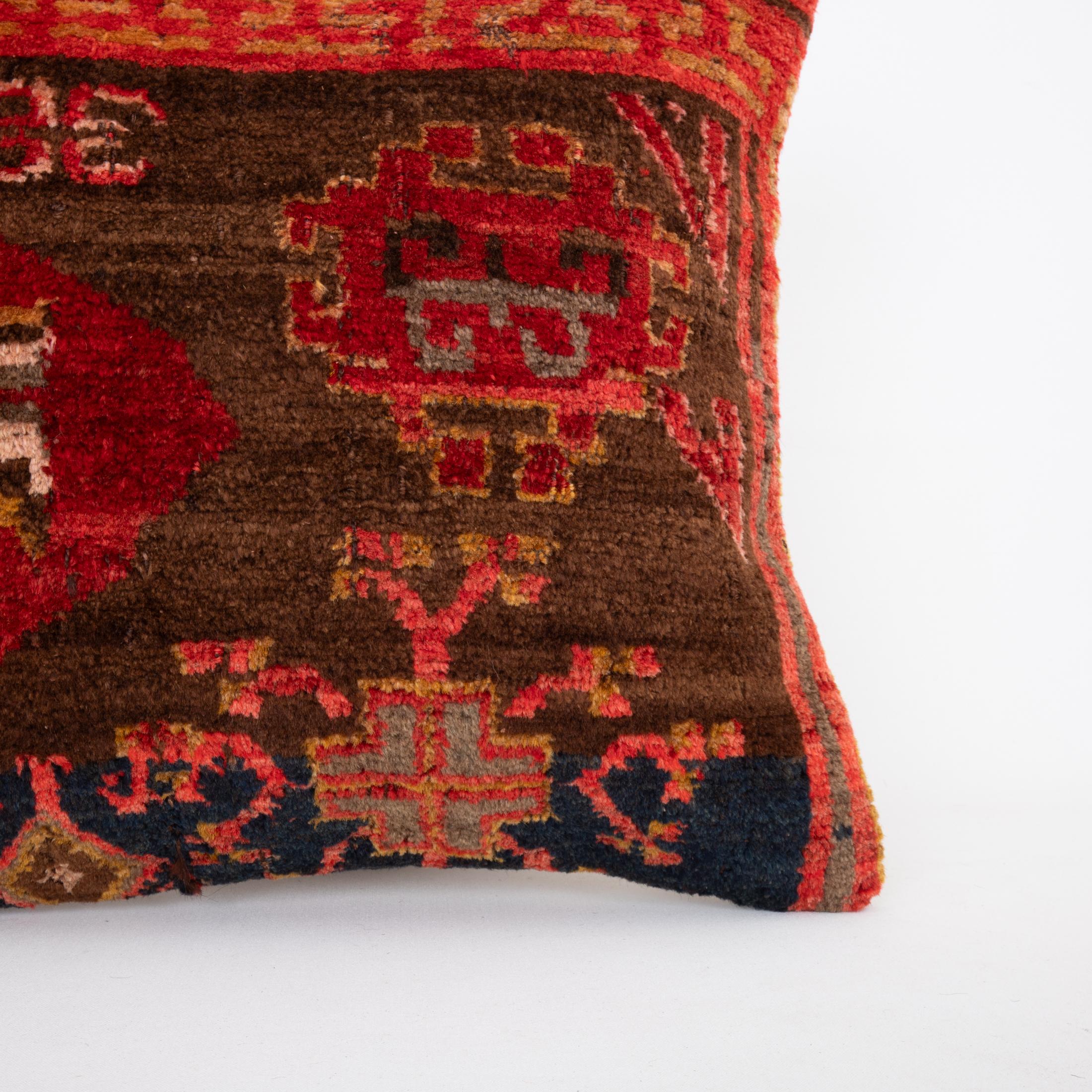 Kirghize Coussin fabriqué à partir d'un tapis Kyrgyz ancien, Kyrgyzstan, Asie centrale en vente
