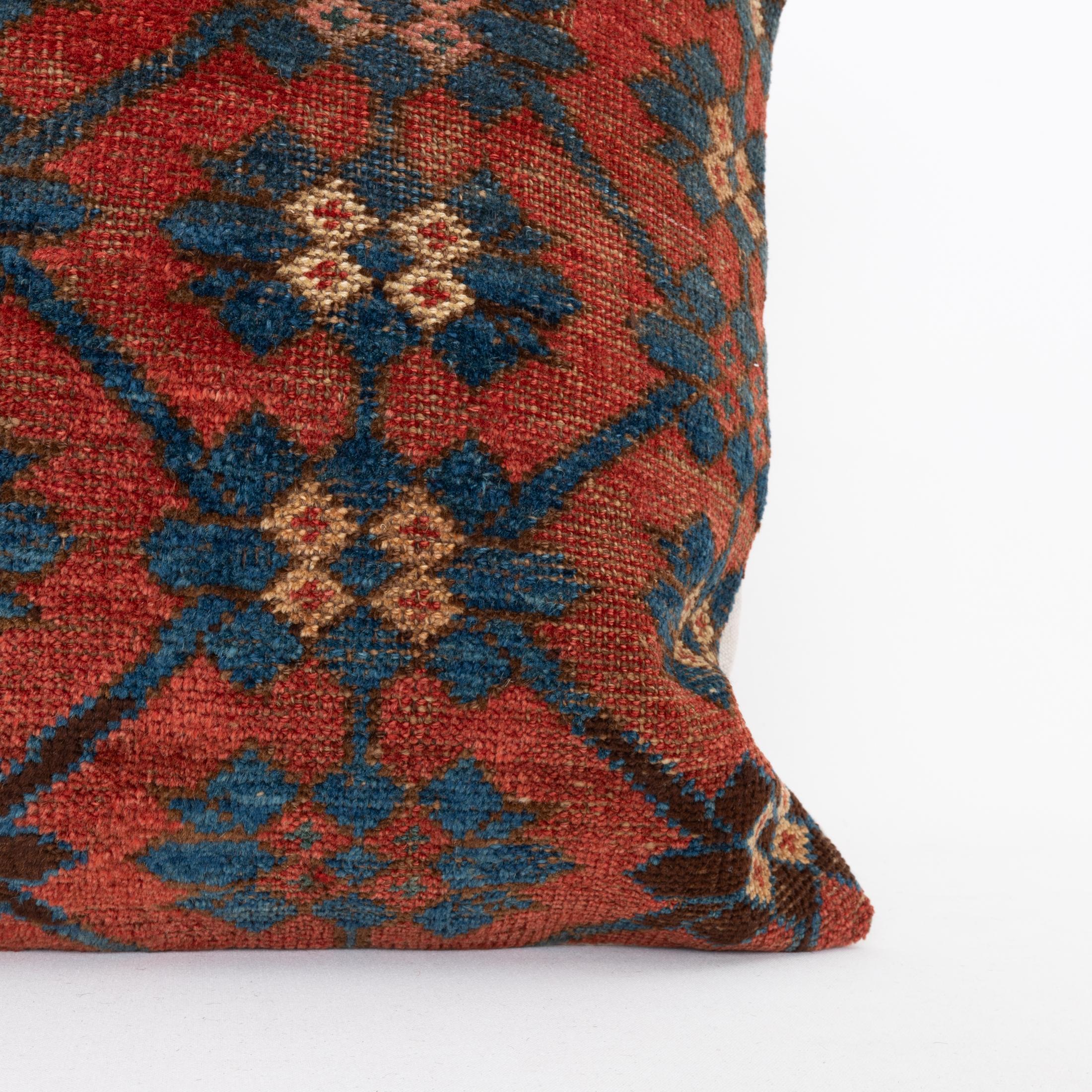 Kirghize Coussin fabriqué à partir d'un tapis Kyrgyz ancien, Kyrgyzstan, Asie centrale en vente