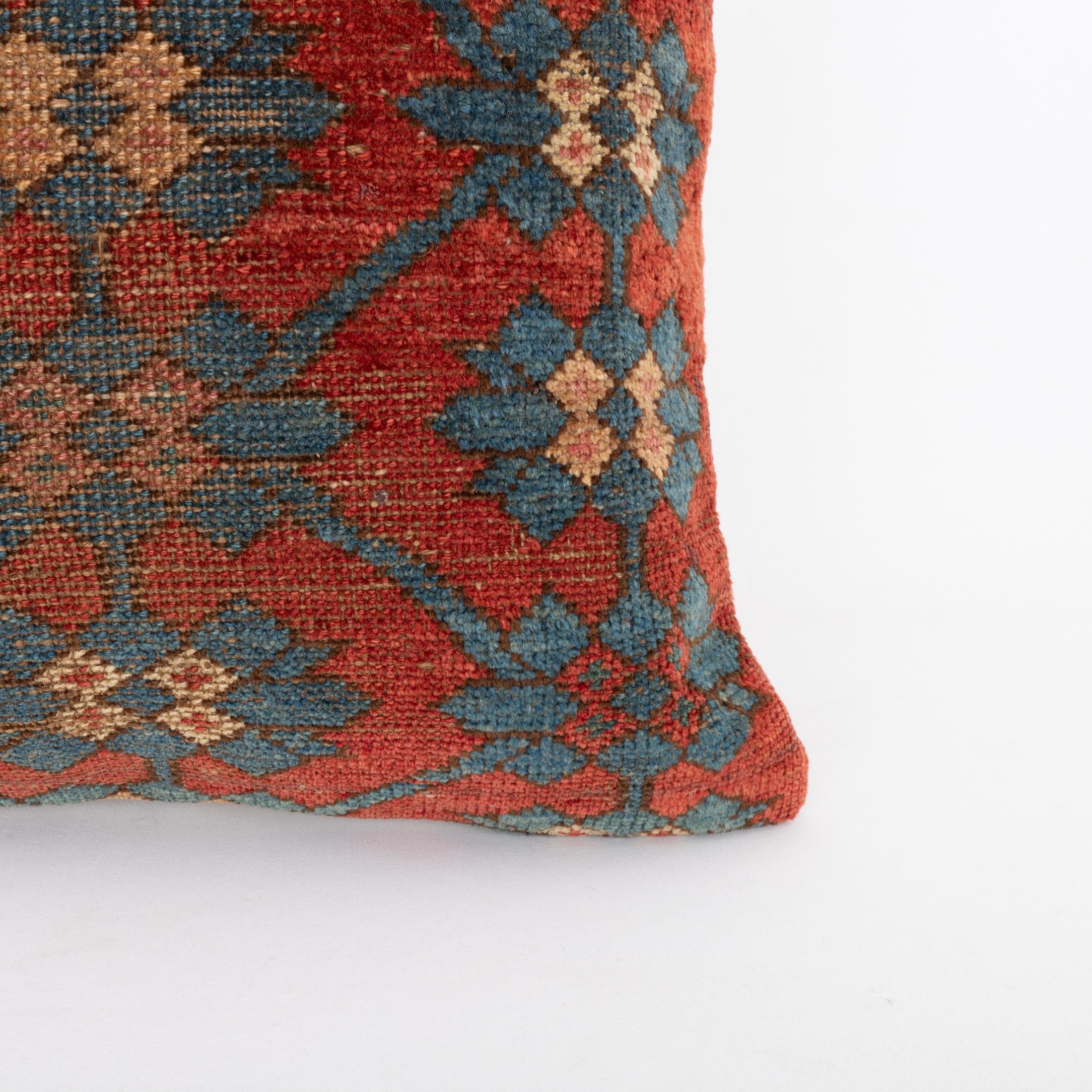 Kirghize Coussin fabriqué à partir d'un tapis Kyrgyz ancien, Kyrgyzstan, Asie centrale en vente