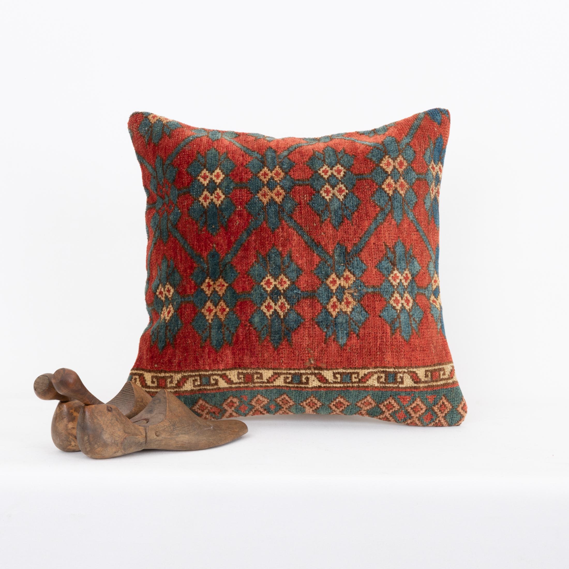 Tissé à la main Coussin fabriqué à partir d'un tapis Kyrgyz ancien, Kyrgyzstan, Asie centrale en vente