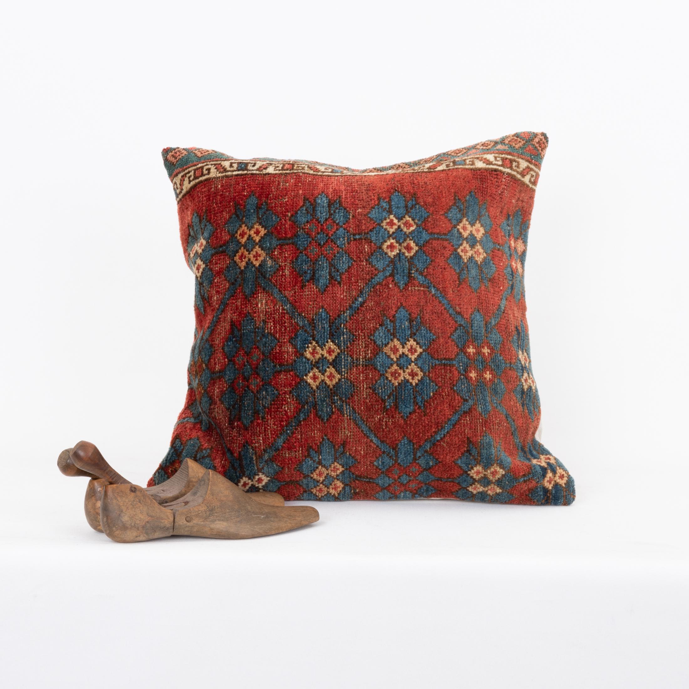 Tissé à la main Coussin fabriqué à partir d'un tapis Kyrgyz ancien, Kyrgyzstan, Asie centrale en vente