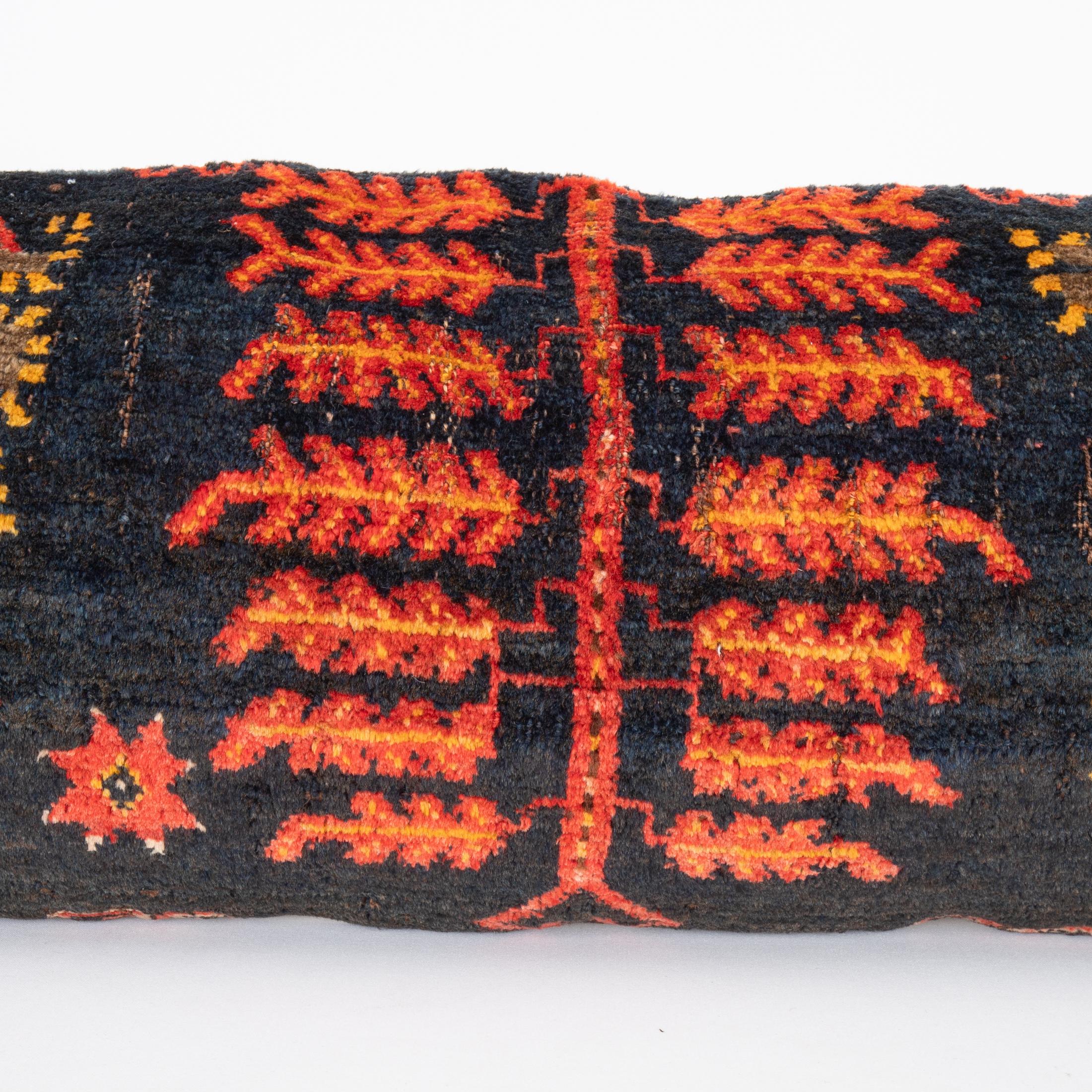 Kissen aus einem antiken Kirgise-Teppich, Kirgise, Zentralasien (Handgewebt) im Angebot