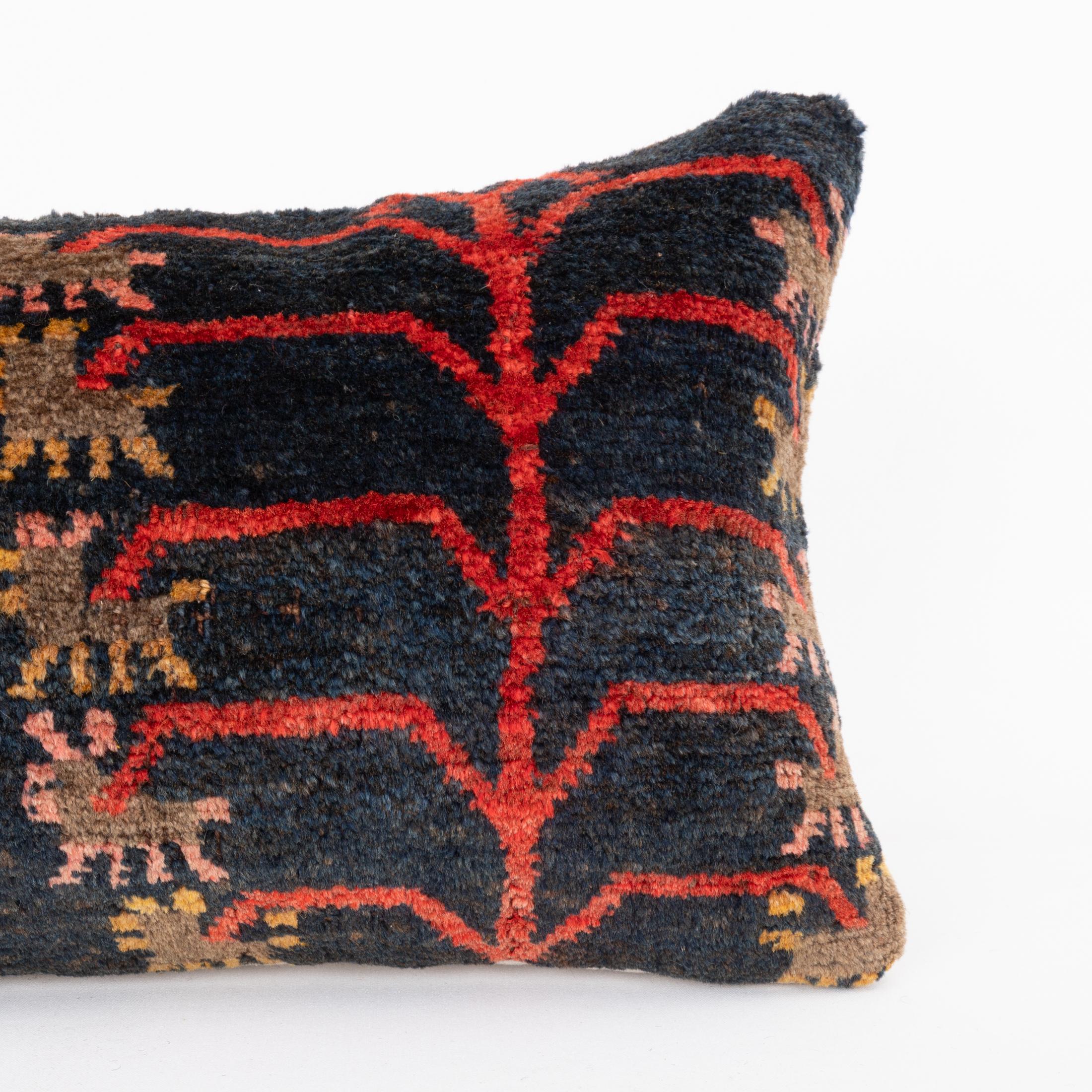 Tissé à la main Coussin fabriqué à partir d'un tapis Kyrgyz ancien, Kyrgyzstan, Asie centrale en vente