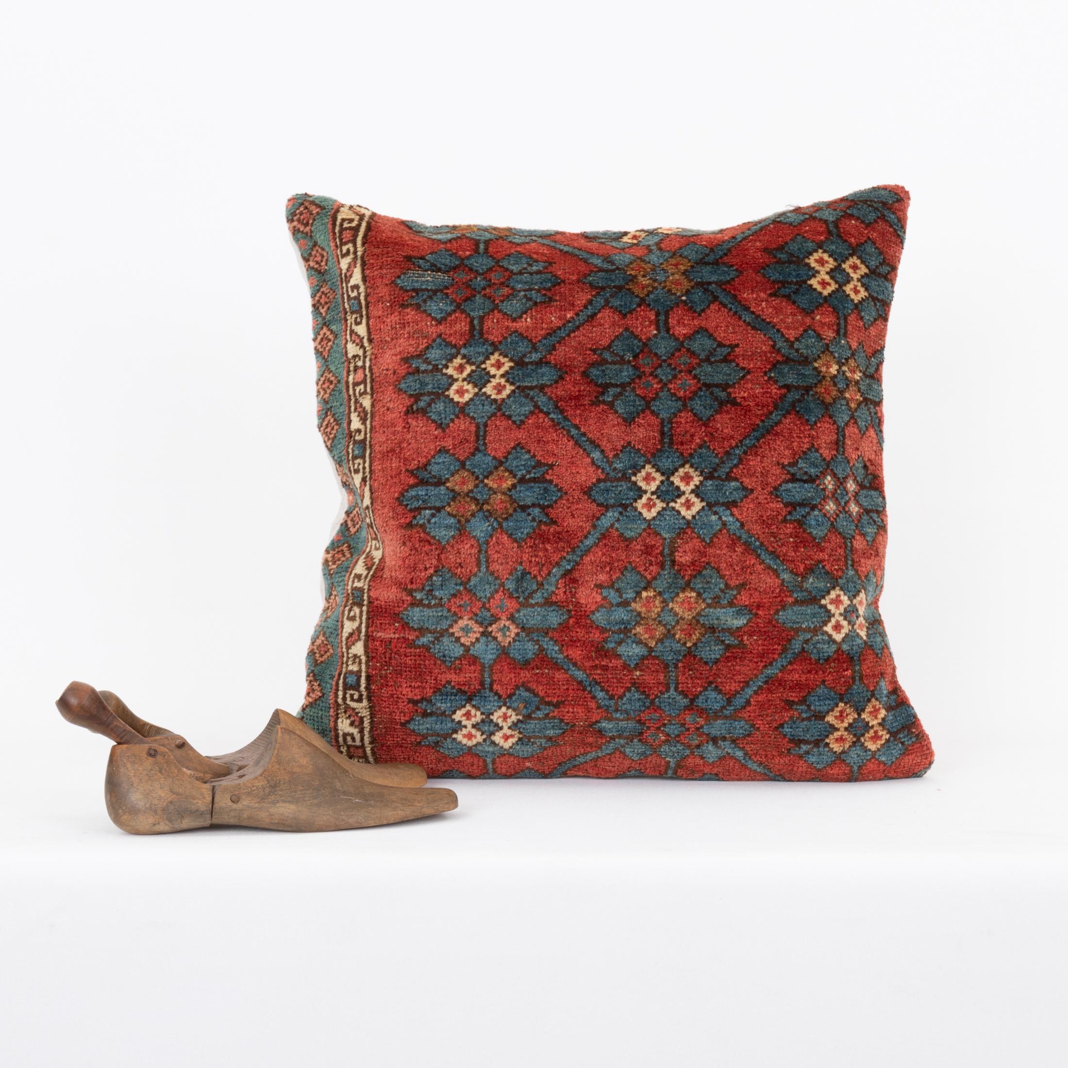 Tissé à la main Coussin fabriqué à partir d'un tapis Kyrgyz ancien, Kyrgyzstan, Asie centrale en vente