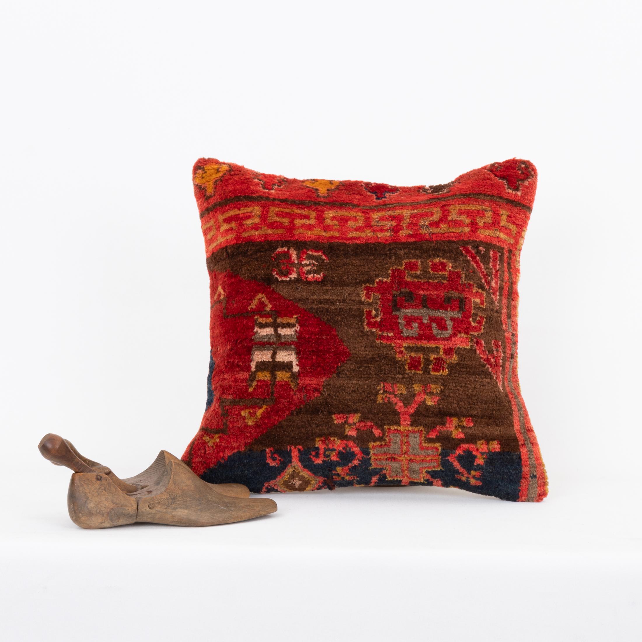 Tissé à la main Coussin fabriqué à partir d'un tapis Kyrgyz ancien, Kyrgyzstan, Asie centrale en vente