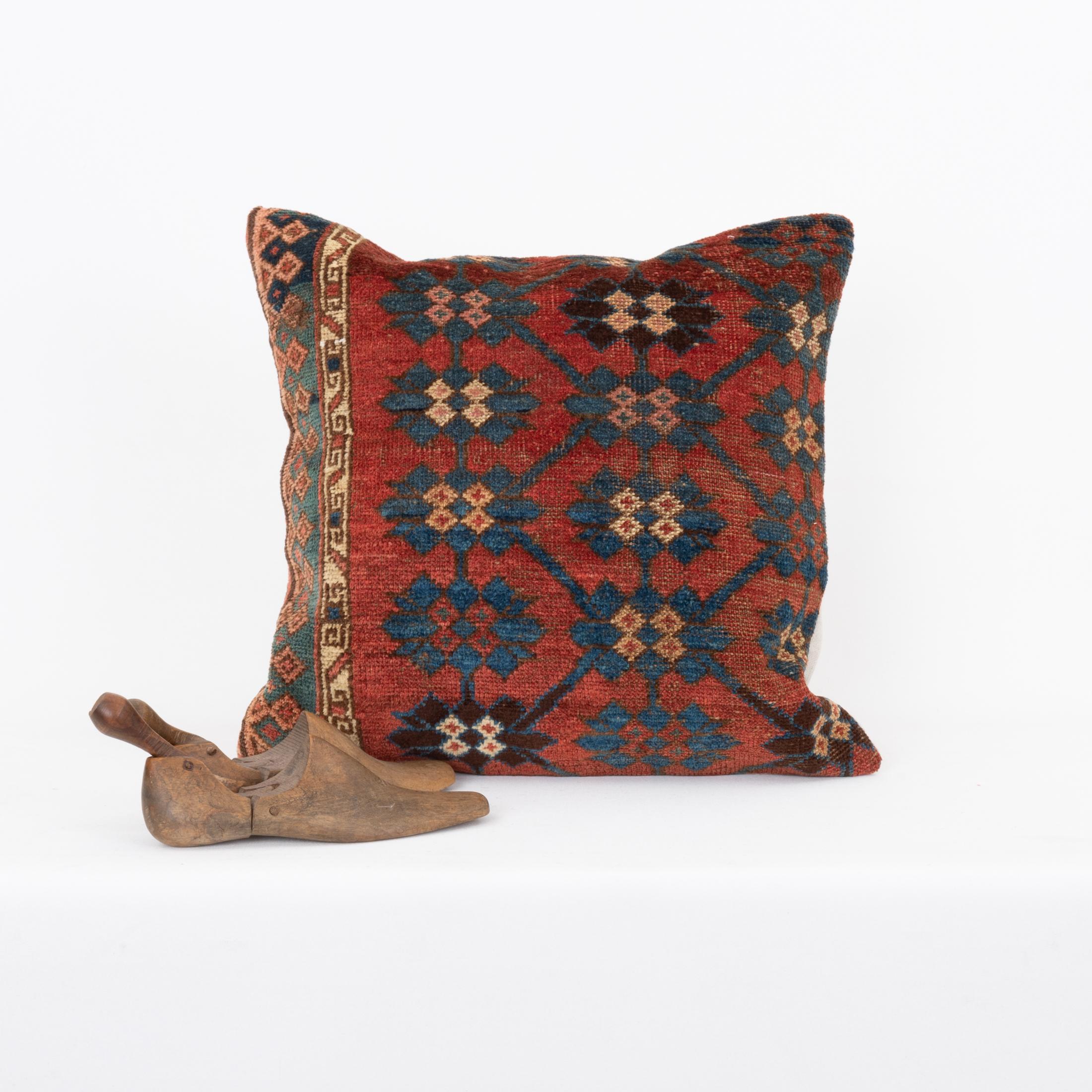 Tissé à la main Coussin fabriqué à partir d'un tapis Kyrgyz ancien, Kyrgyzstan, Asie centrale en vente