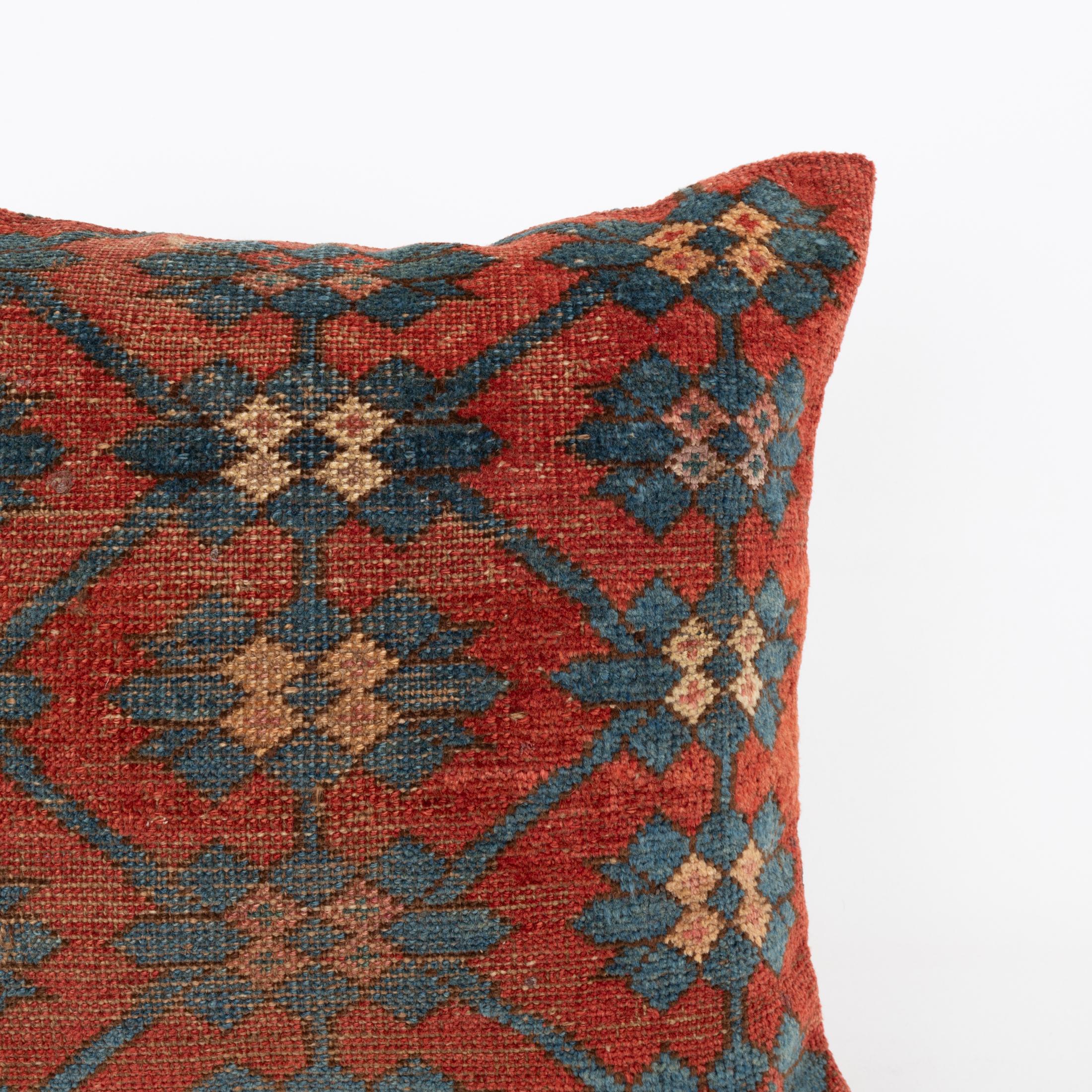 Tissé à la main Coussin fabriqué à partir d'un tapis Kyrgyz ancien, Kyrgyzstan, Asie centrale en vente