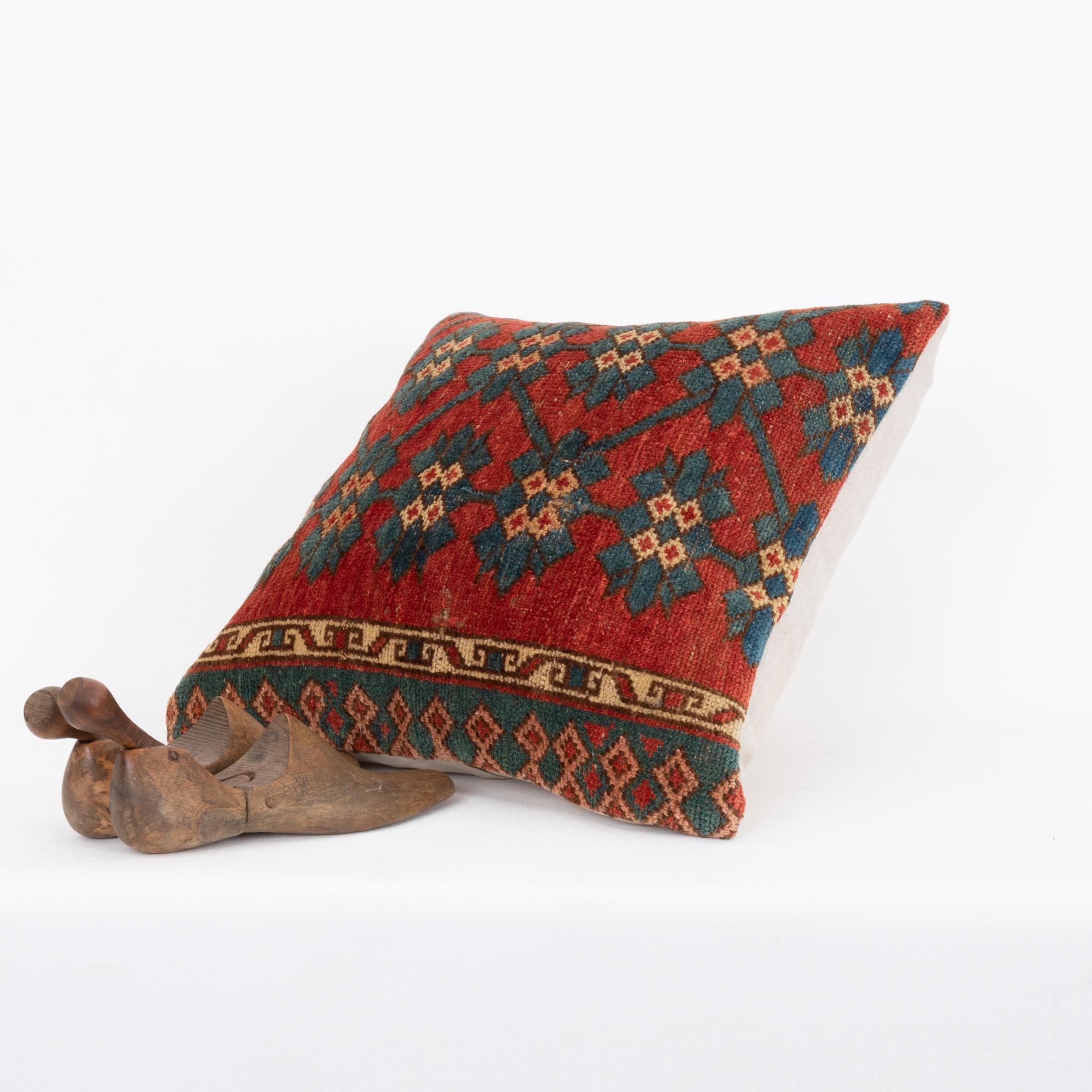 Coussin fabriqué à partir d'un tapis Kyrgyz ancien, Kyrgyzstan, Asie centrale État moyen - En vente à Istanbul, TR
