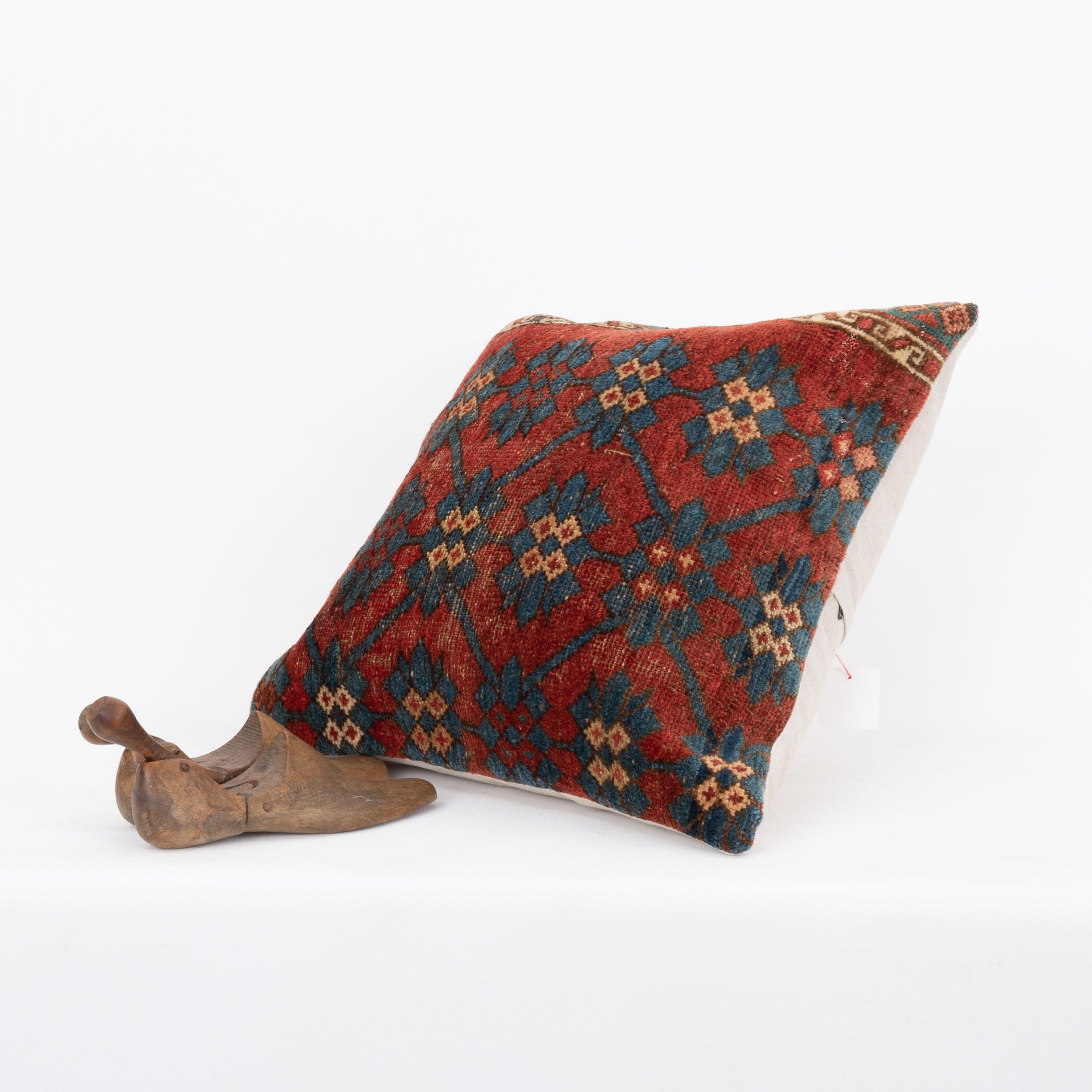 Coussin fabriqué à partir d'un tapis Kyrgyz ancien, Kyrgyzstan, Asie centrale État moyen - En vente à Istanbul, TR