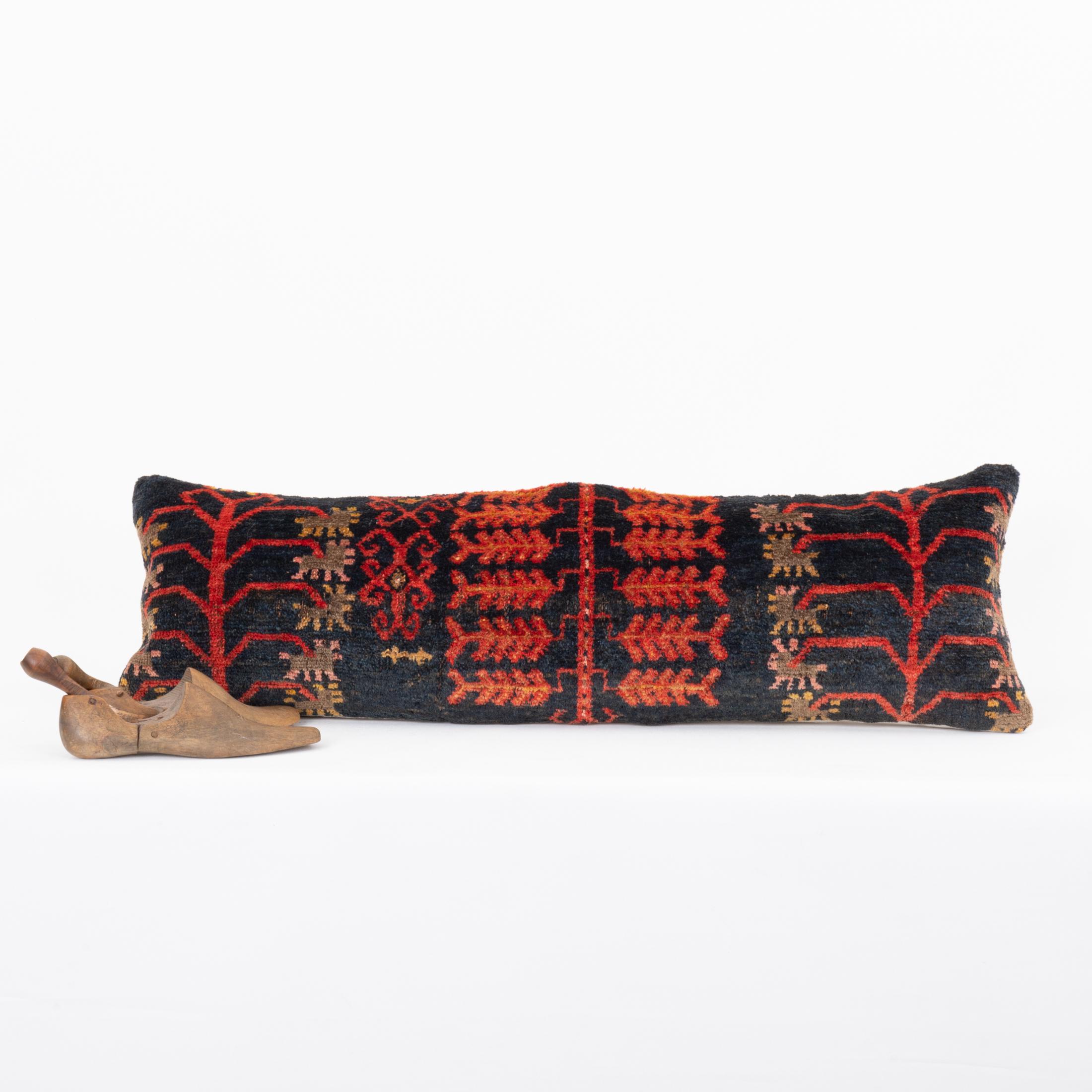 Coussin fabriqué à partir d'un tapis Kyrgyz ancien, Kyrgyzstan, Asie centrale État moyen - En vente à Istanbul, TR