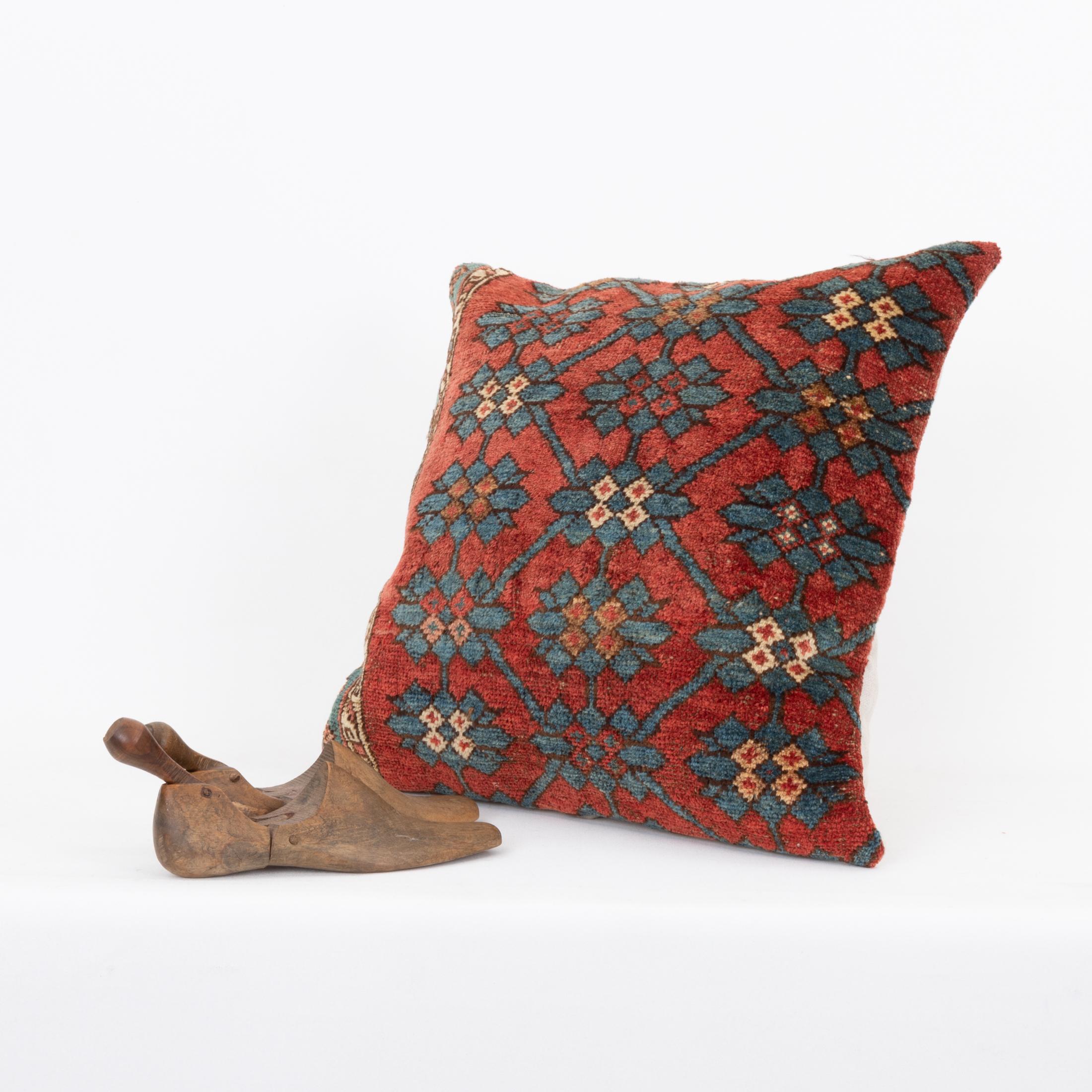 Coussin fabriqué à partir d'un tapis Kyrgyz ancien, Kyrgyzstan, Asie centrale État moyen - En vente à Istanbul, TR