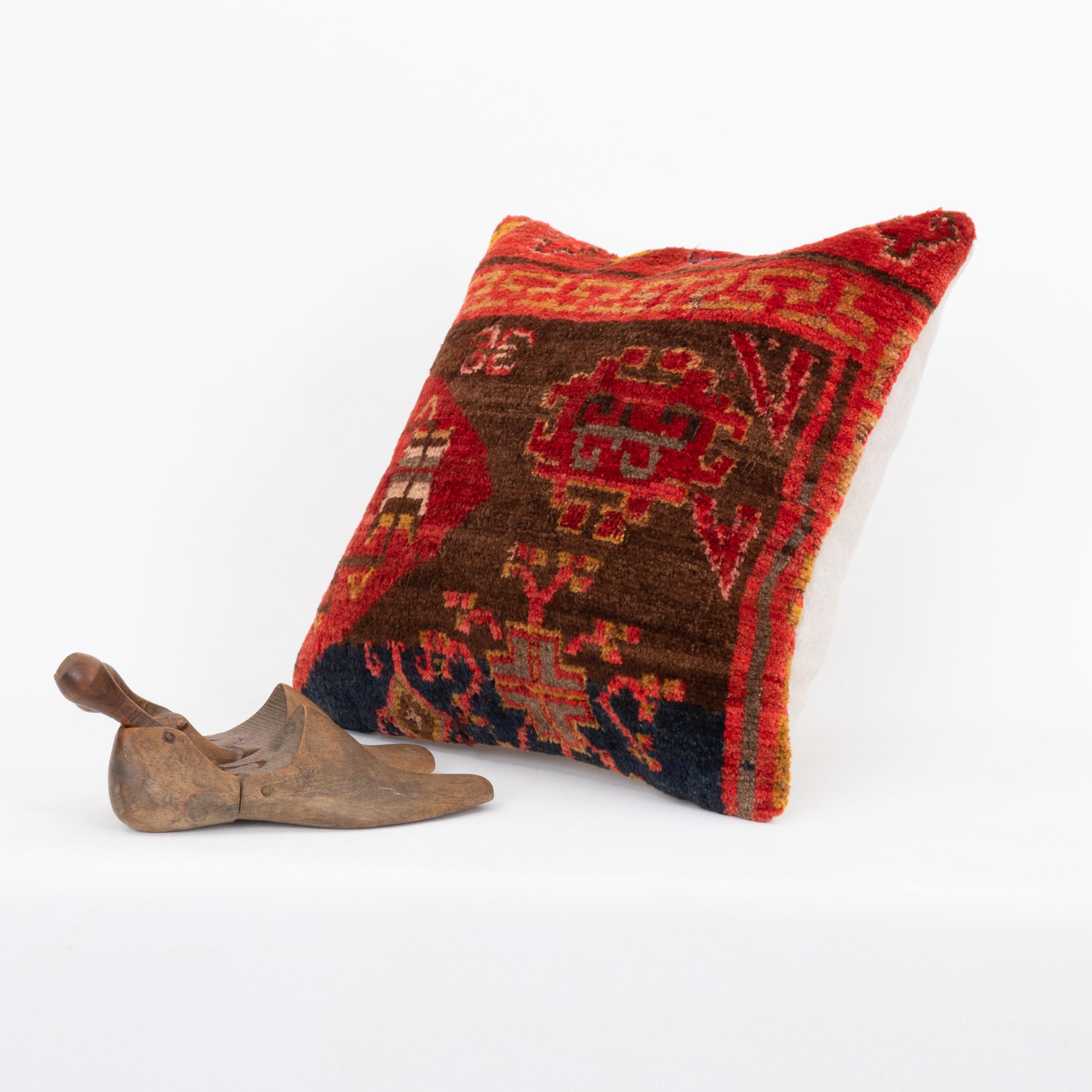 Coussin fabriqué à partir d'un tapis Kyrgyz ancien, Kyrgyzstan, Asie centrale État moyen - En vente à Istanbul, TR