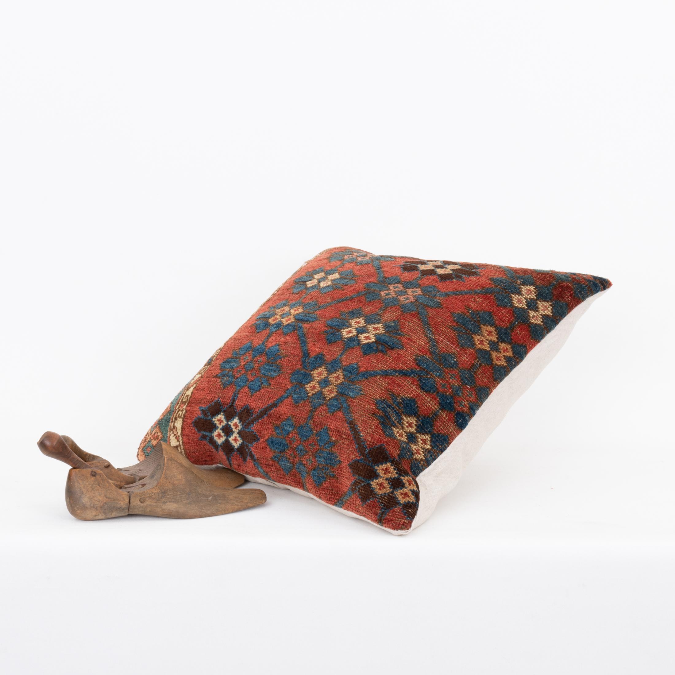 Coussin fabriqué à partir d'un tapis Kyrgyz ancien, Kyrgyzstan, Asie centrale État moyen - En vente à Istanbul, TR