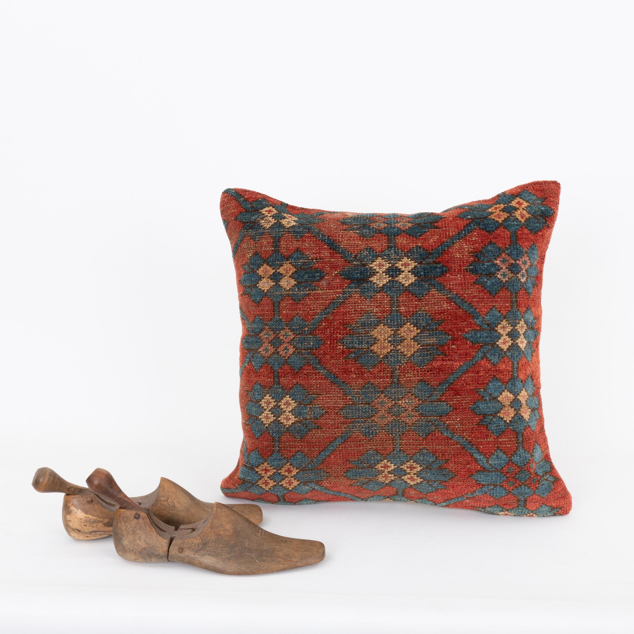 Coussin fabriqué à partir d'un tapis Kyrgyz ancien, Kyrgyzstan, Asie centrale État moyen - En vente à Istanbul, TR