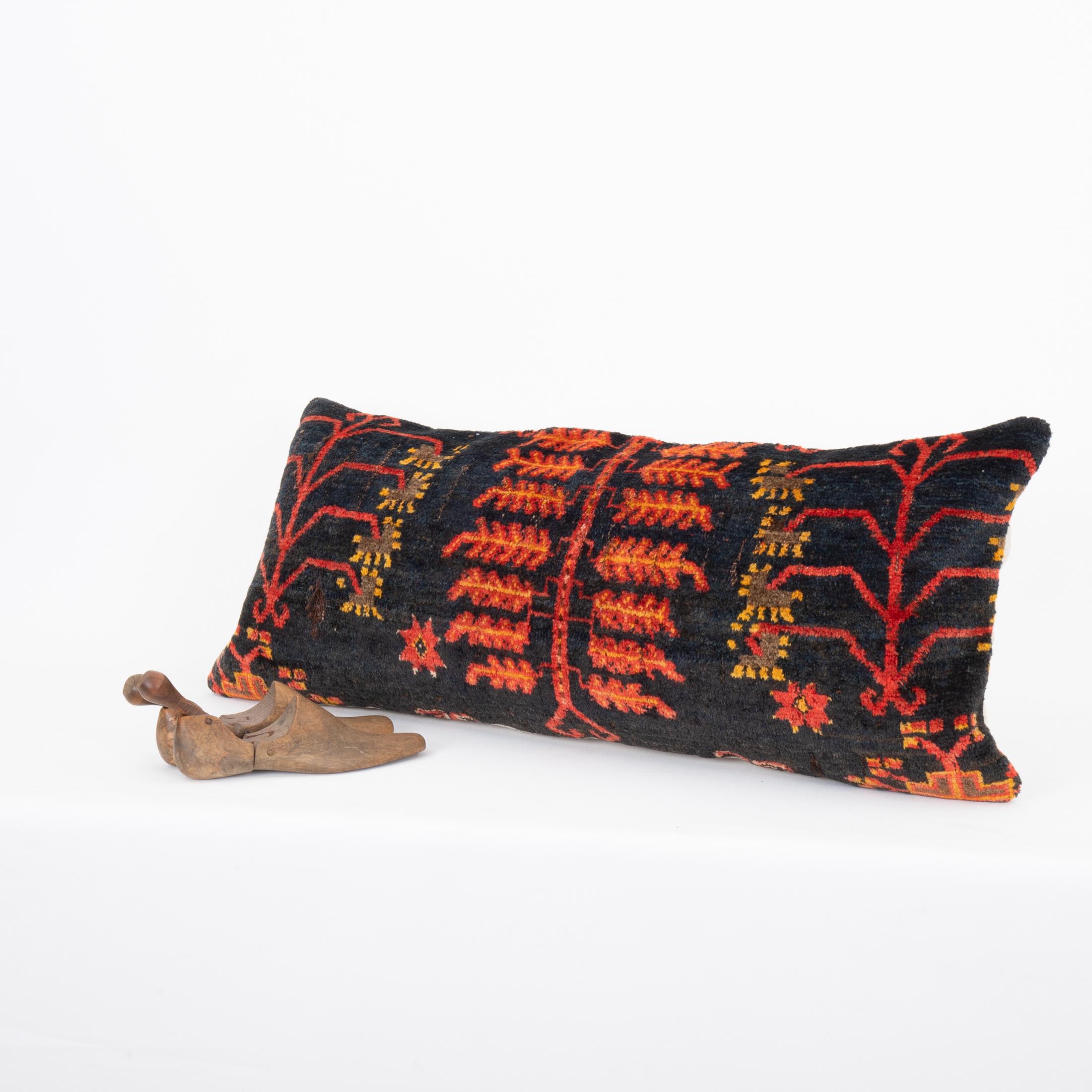 Kissen aus einem antiken Kirgise-Teppich, Kirgise, Zentralasien (20. Jahrhundert) im Angebot