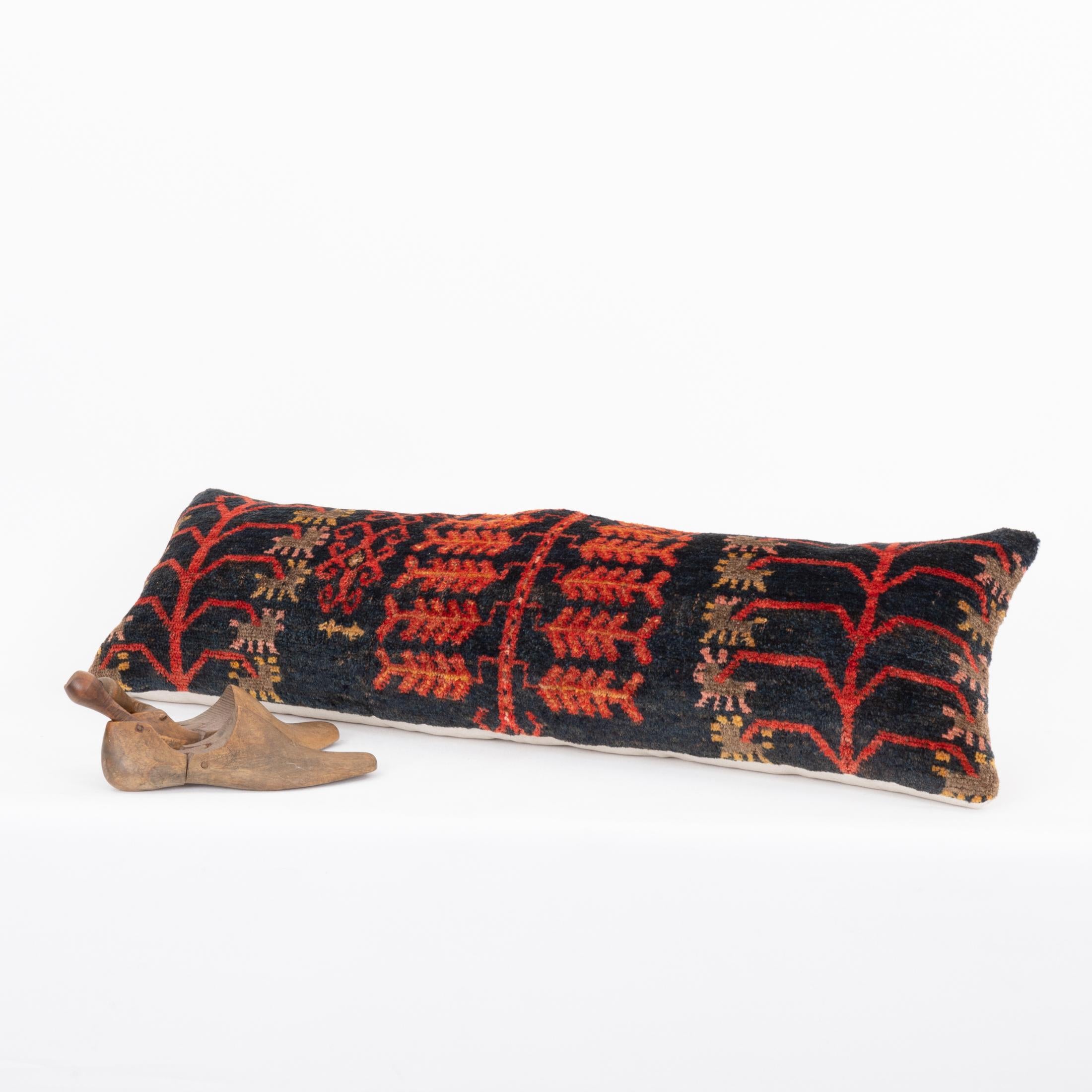 20ième siècle Coussin fabriqué à partir d'un tapis Kyrgyz ancien, Kyrgyzstan, Asie centrale en vente