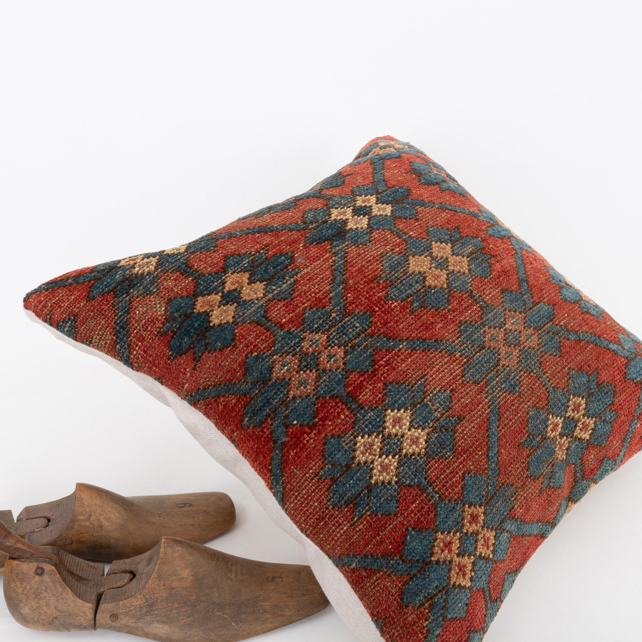 XIXe siècle Coussin fabriqué à partir d'un tapis Kyrgyz ancien, Kyrgyzstan, Asie centrale en vente