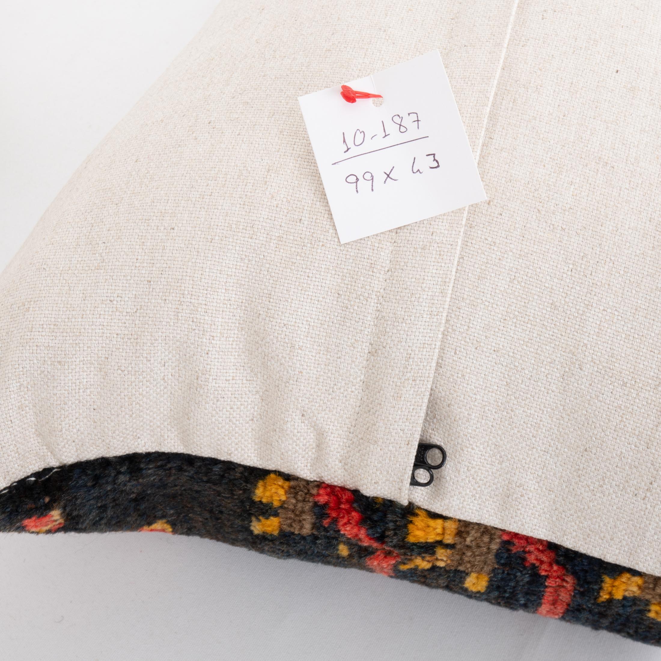 Kissen aus einem antiken Kirgise-Teppich, Kirgise, Zentralasien (Wolle) im Angebot