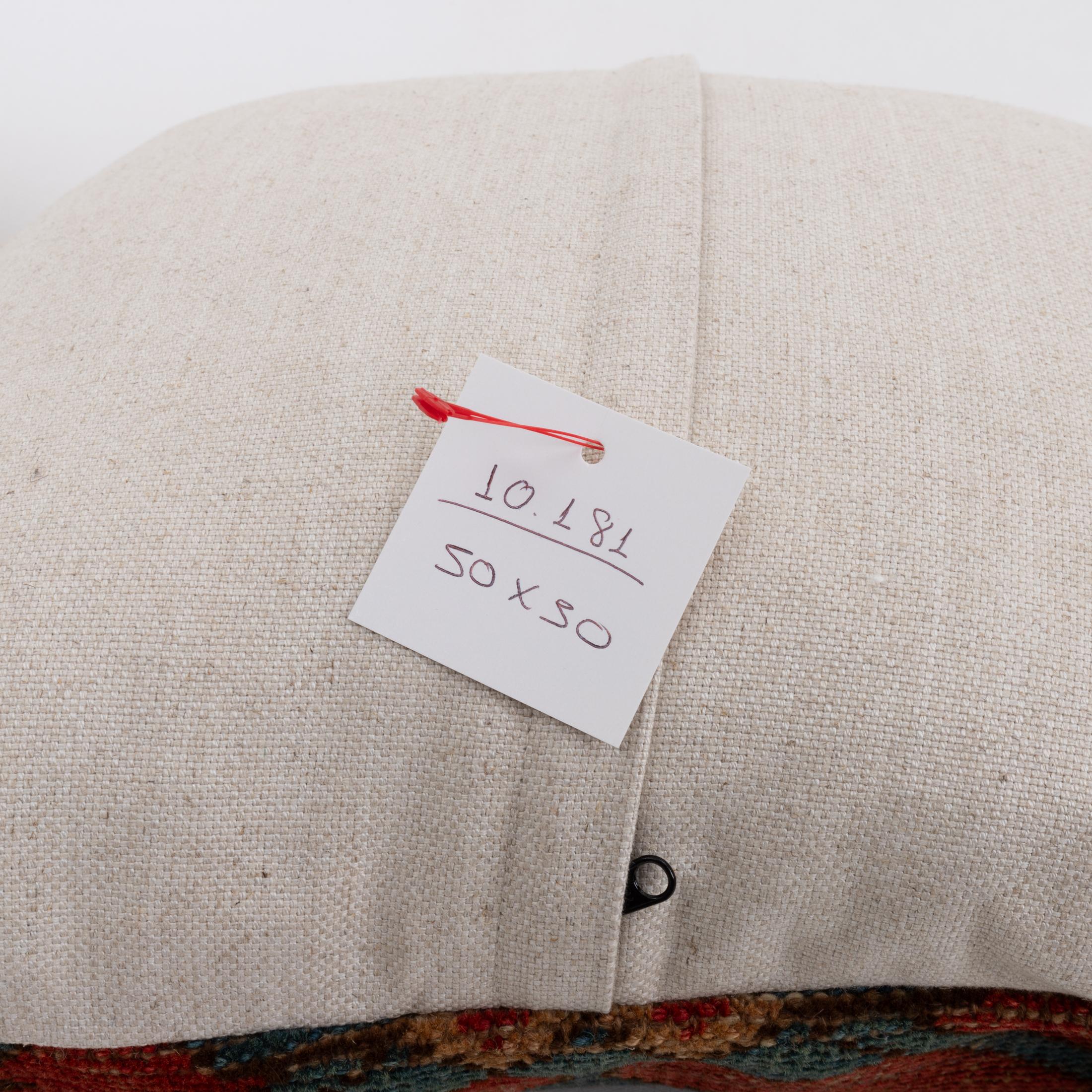 Laine Coussin fabriqué à partir d'un tapis Kyrgyz ancien, Kyrgyzstan, Asie centrale en vente