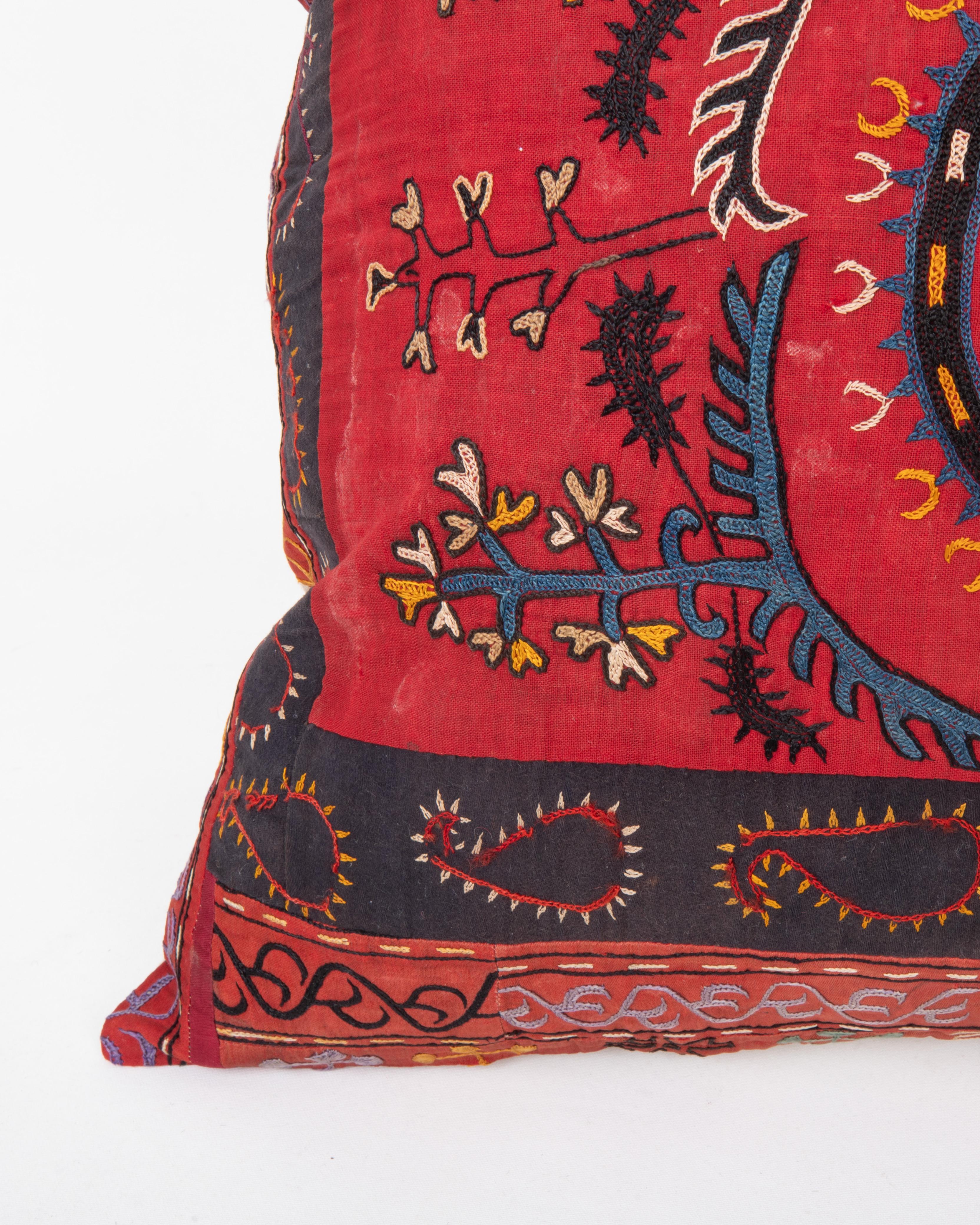 Ricamato Federa ricavata da un'antica tenda kirghisa, inizio XX secolo. in vendita