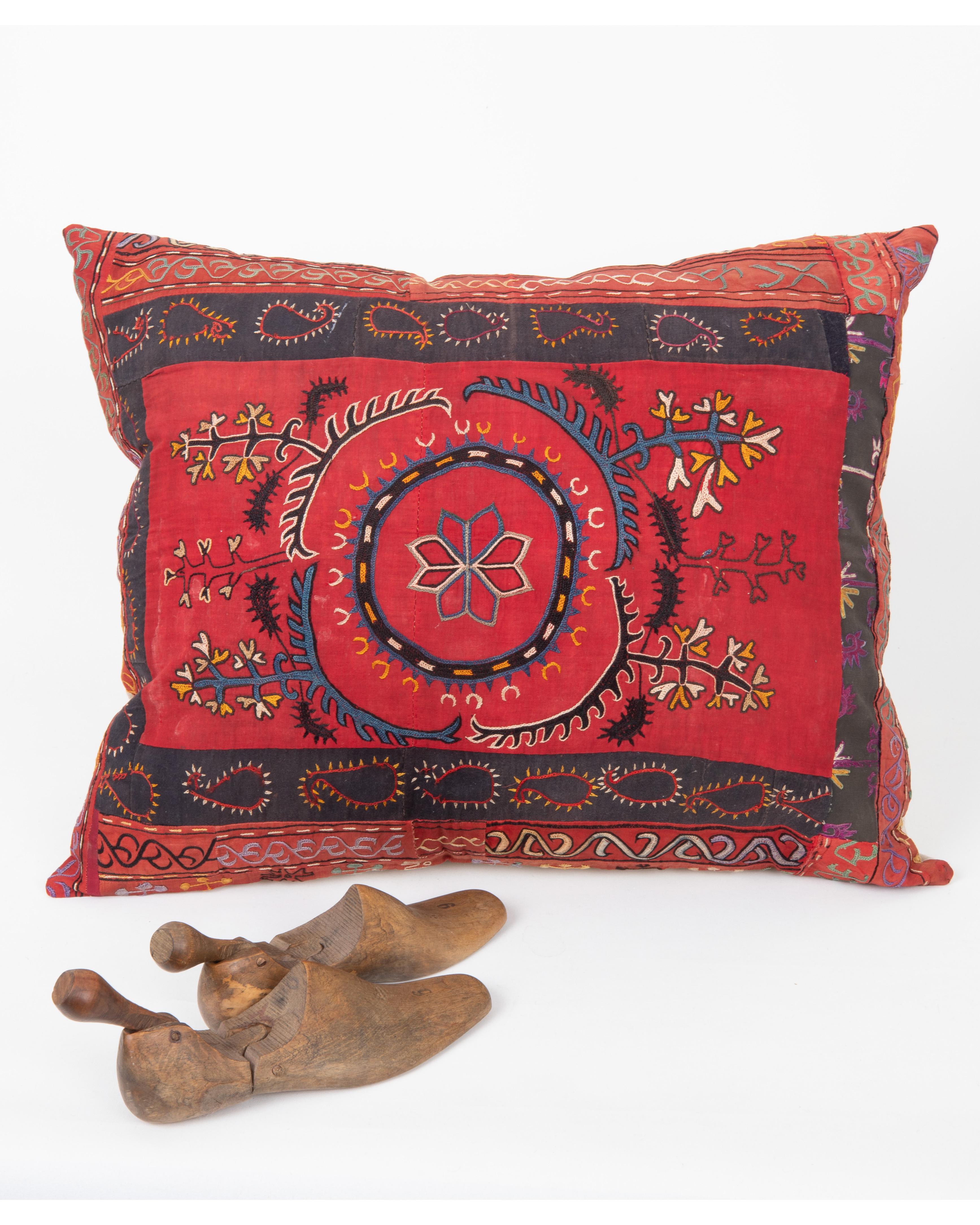 Federa ricavata da un'antica tenda kirghisa, inizio XX secolo. In condizioni discrete in vendita a Istanbul, TR