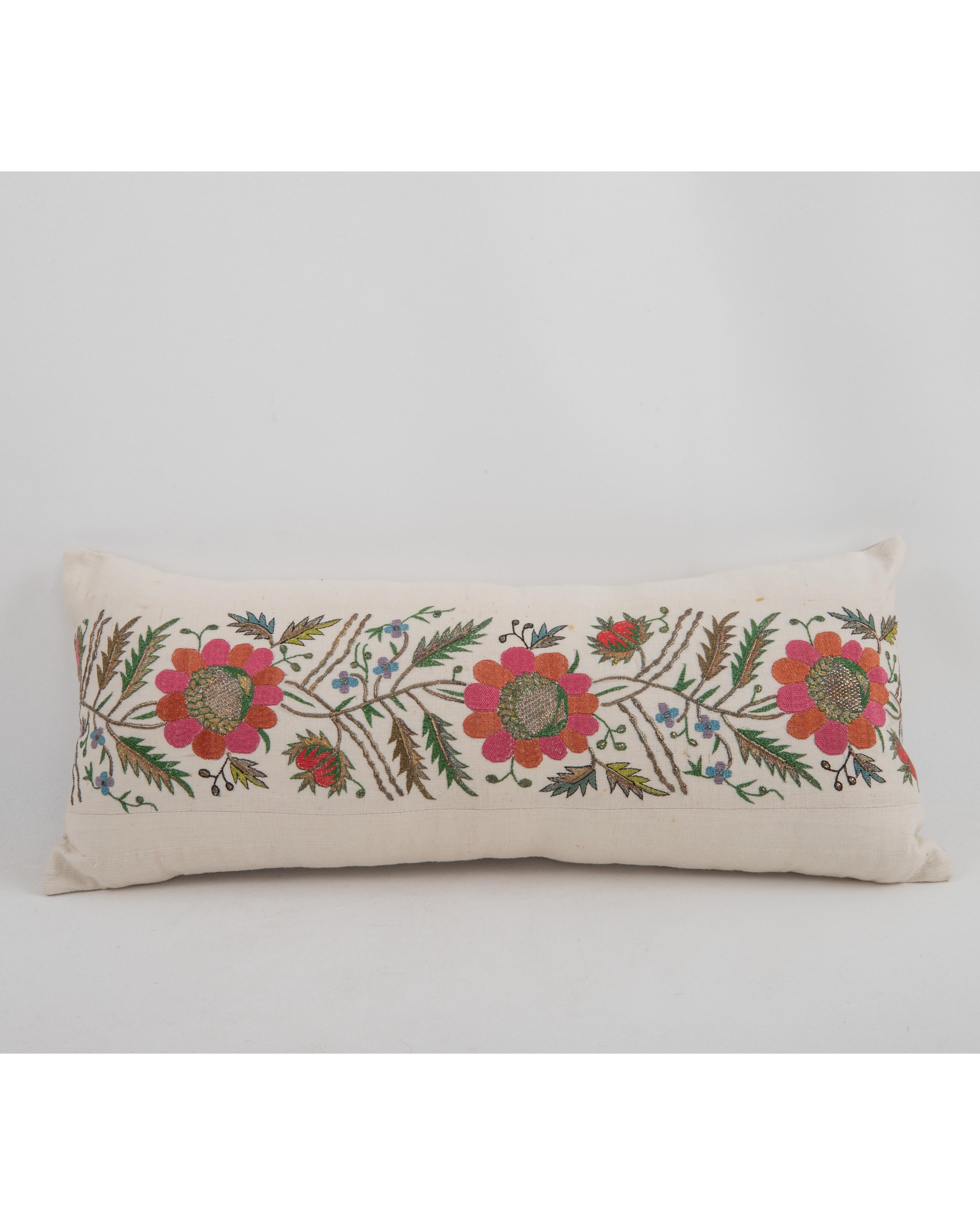 Il n'est pas livré avec un insert.
Du lin à l'arrière.
Fermeture à glissière.
Nettoyage à sec recommandé.
