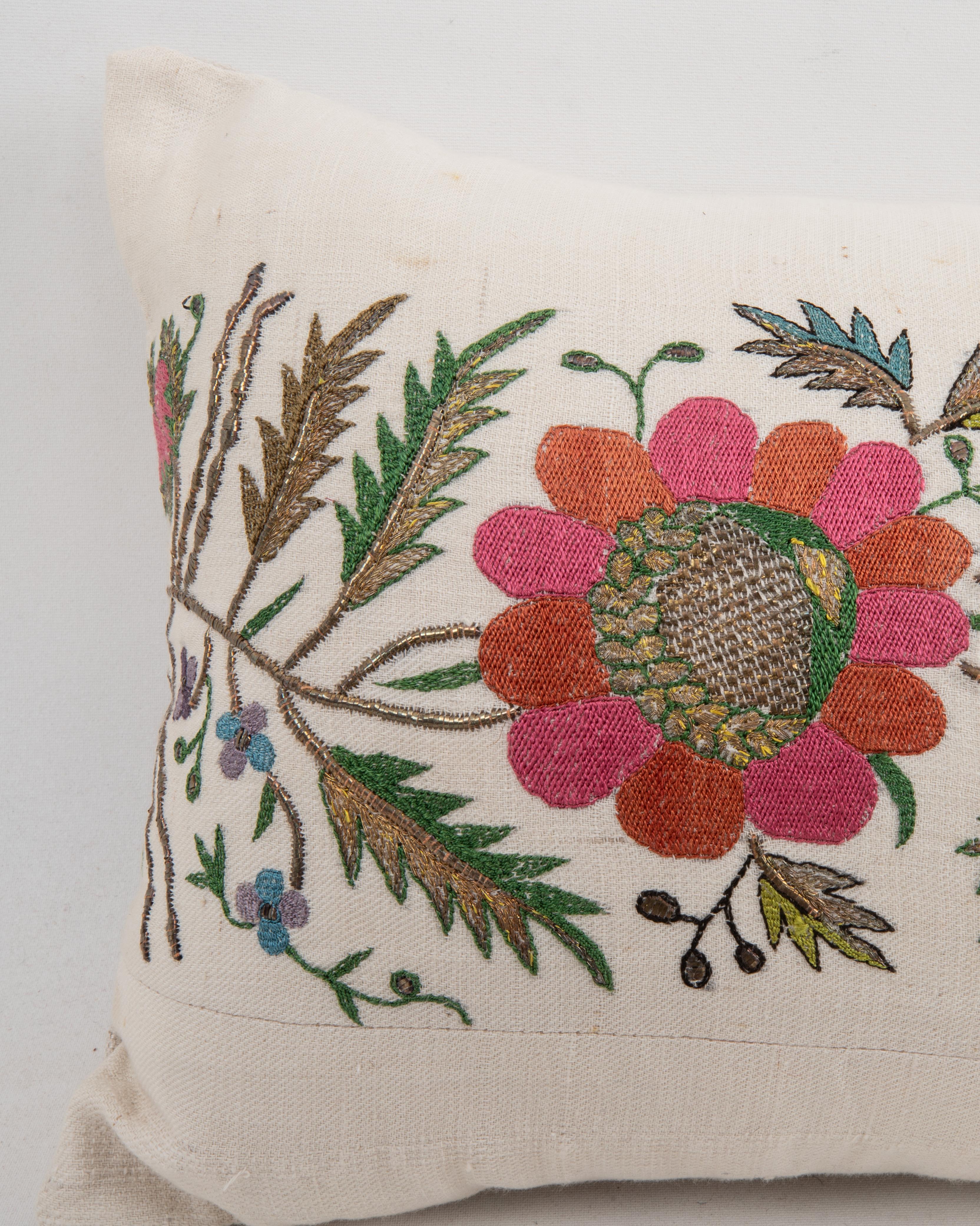 Brodé Taie d'oreiller fabriquée à partir d'une ancienne broderie ottomane, Turquie en vente