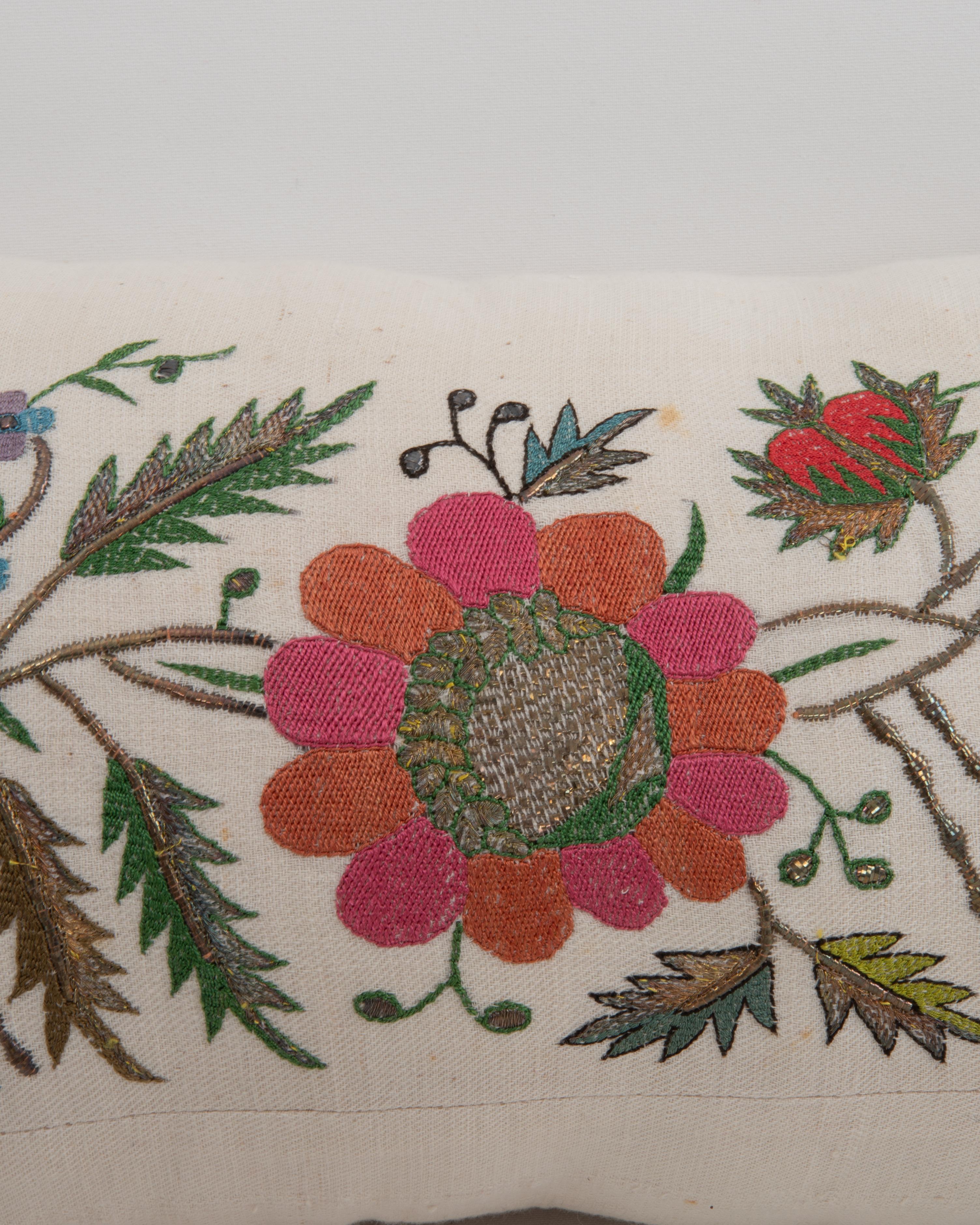 Taie d'oreiller fabriquée à partir d'une ancienne broderie ottomane, Turquie État moyen - En vente à Istanbul, TR