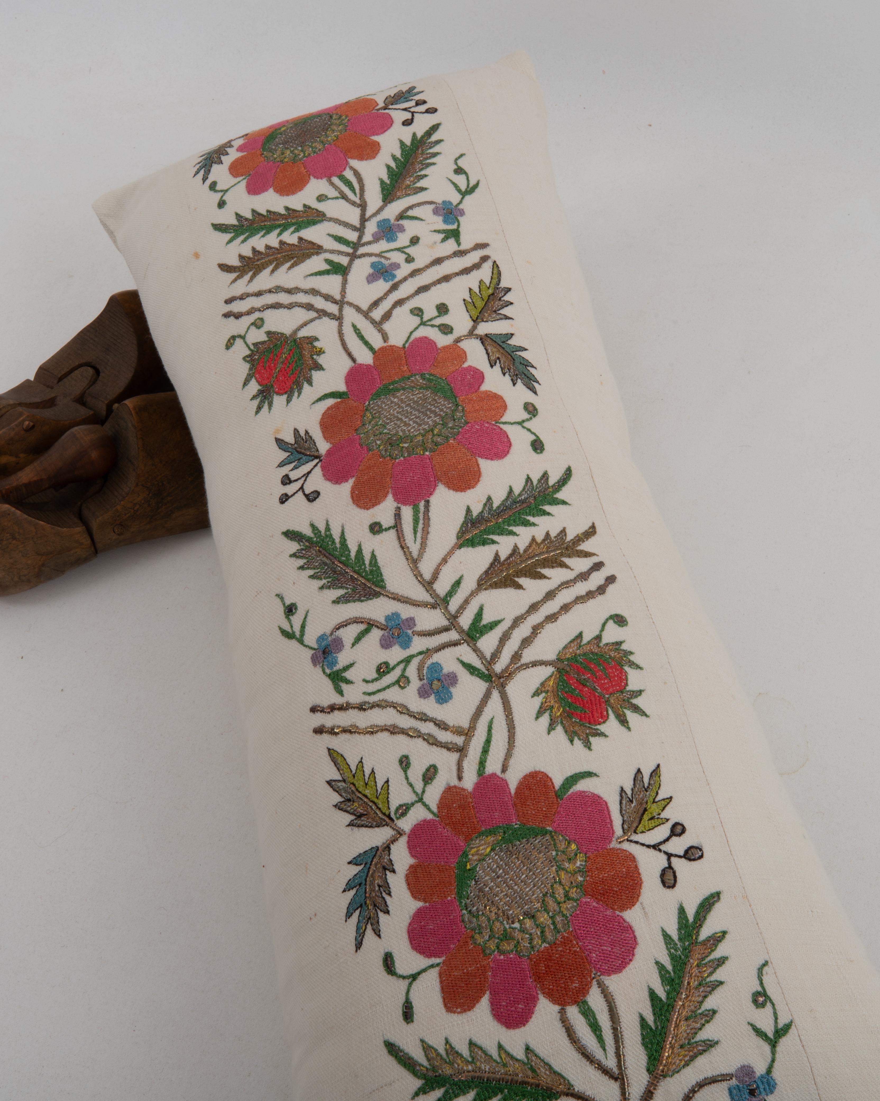 Soie Taie d'oreiller fabriquée à partir d'une ancienne broderie ottomane, Turquie en vente