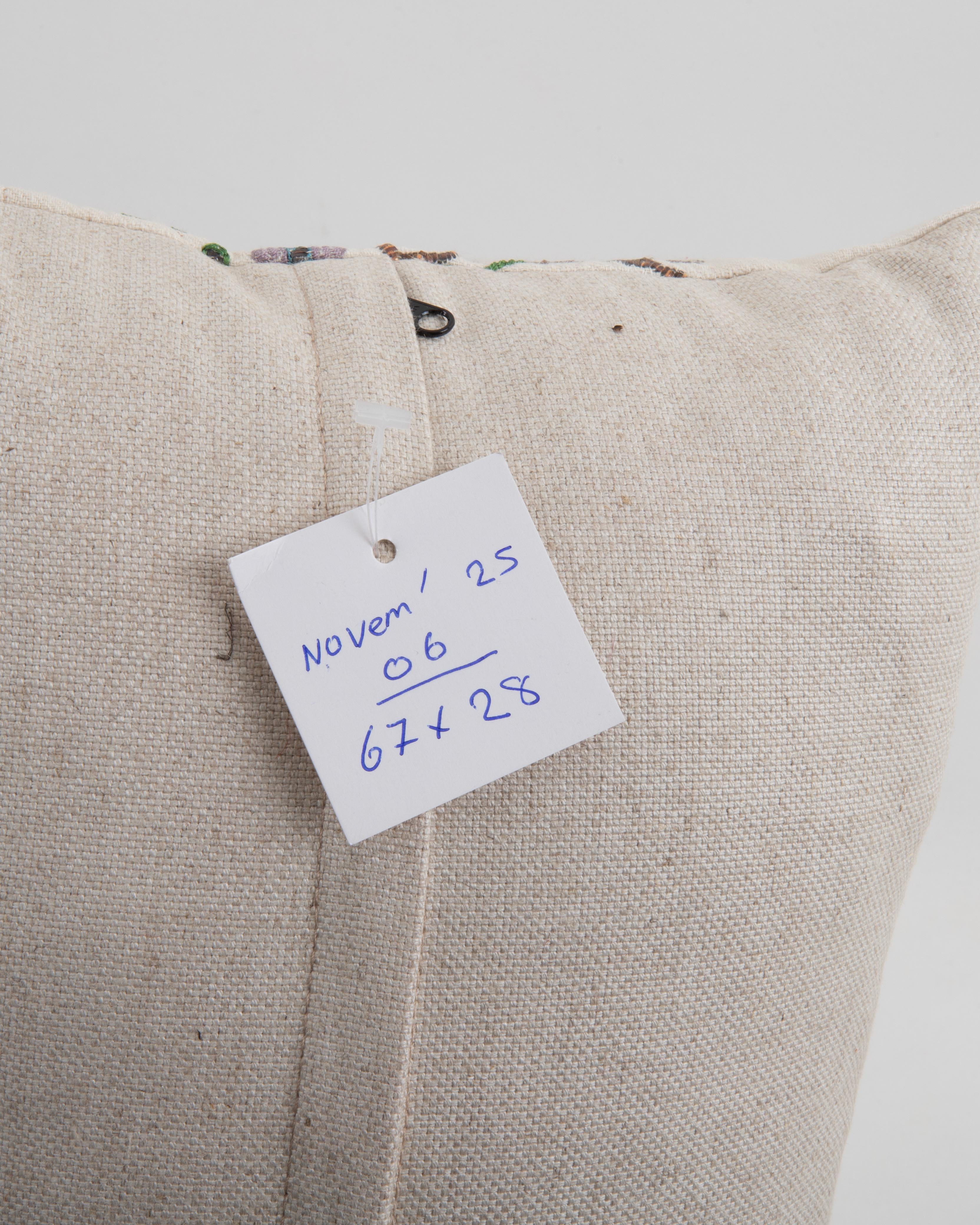 Taie d'oreiller fabriquée à partir d'une ancienne broderie ottomane, Turquie en vente 1