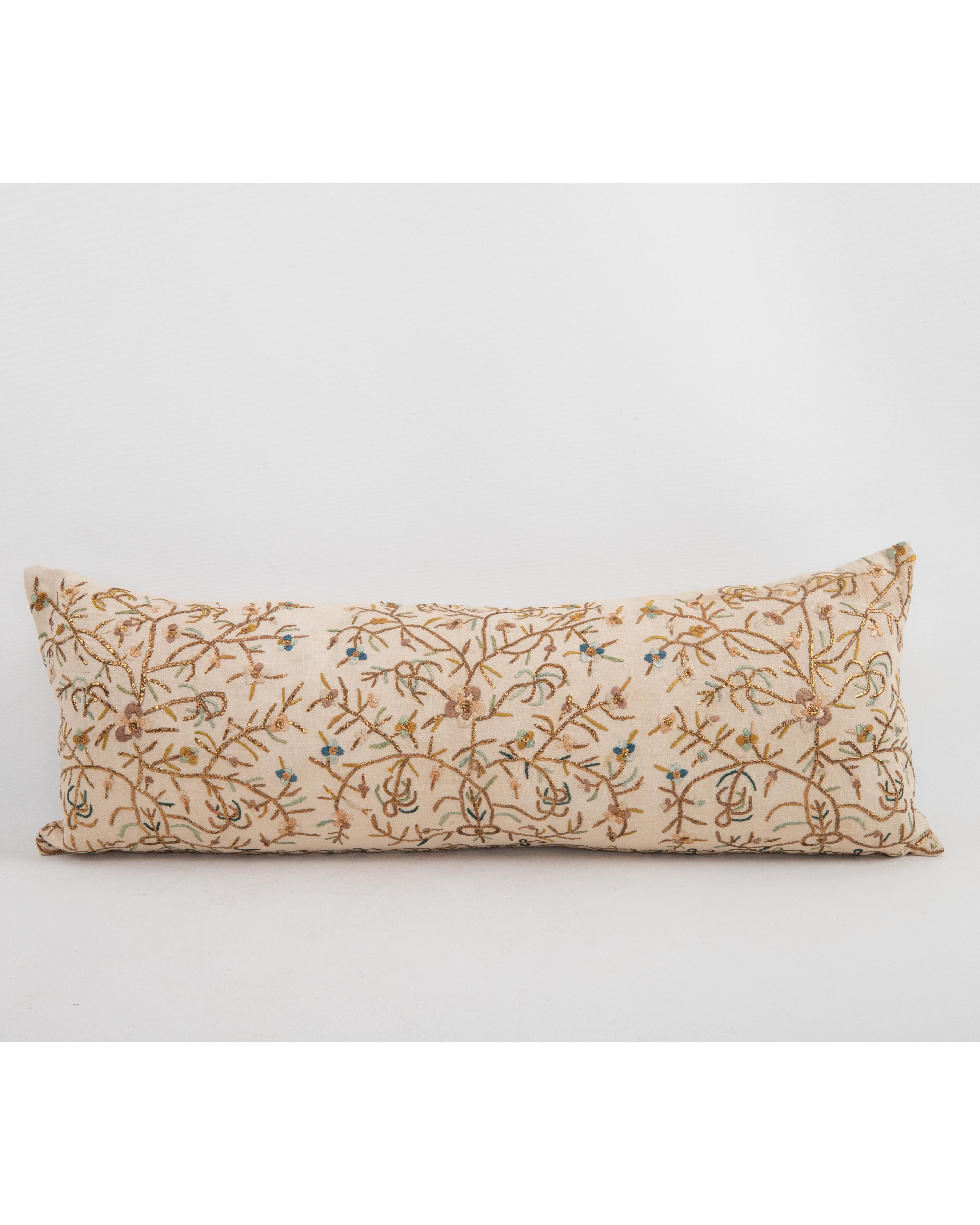 Il n'est pas livré avec un insert.
Du lin à l'arrière.
Fermeture à glissière.
Nettoyage à sec recommandé.
