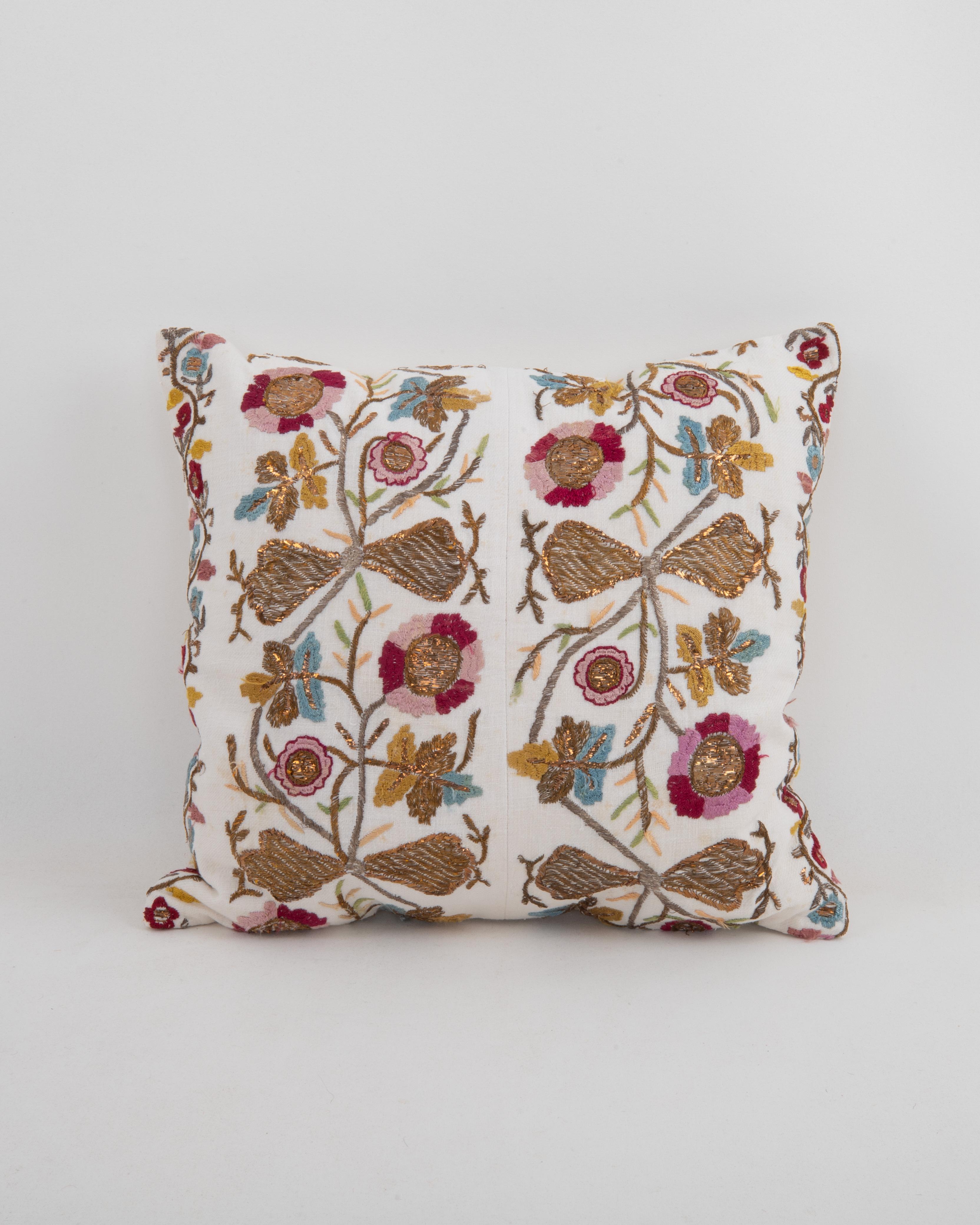 Ein Einsatz ist nicht im Lieferumfang enthalten.
Leinen im Rücken.
Verschluss mit Reißverschluss.
Chemische Reinigung empfohlen.
