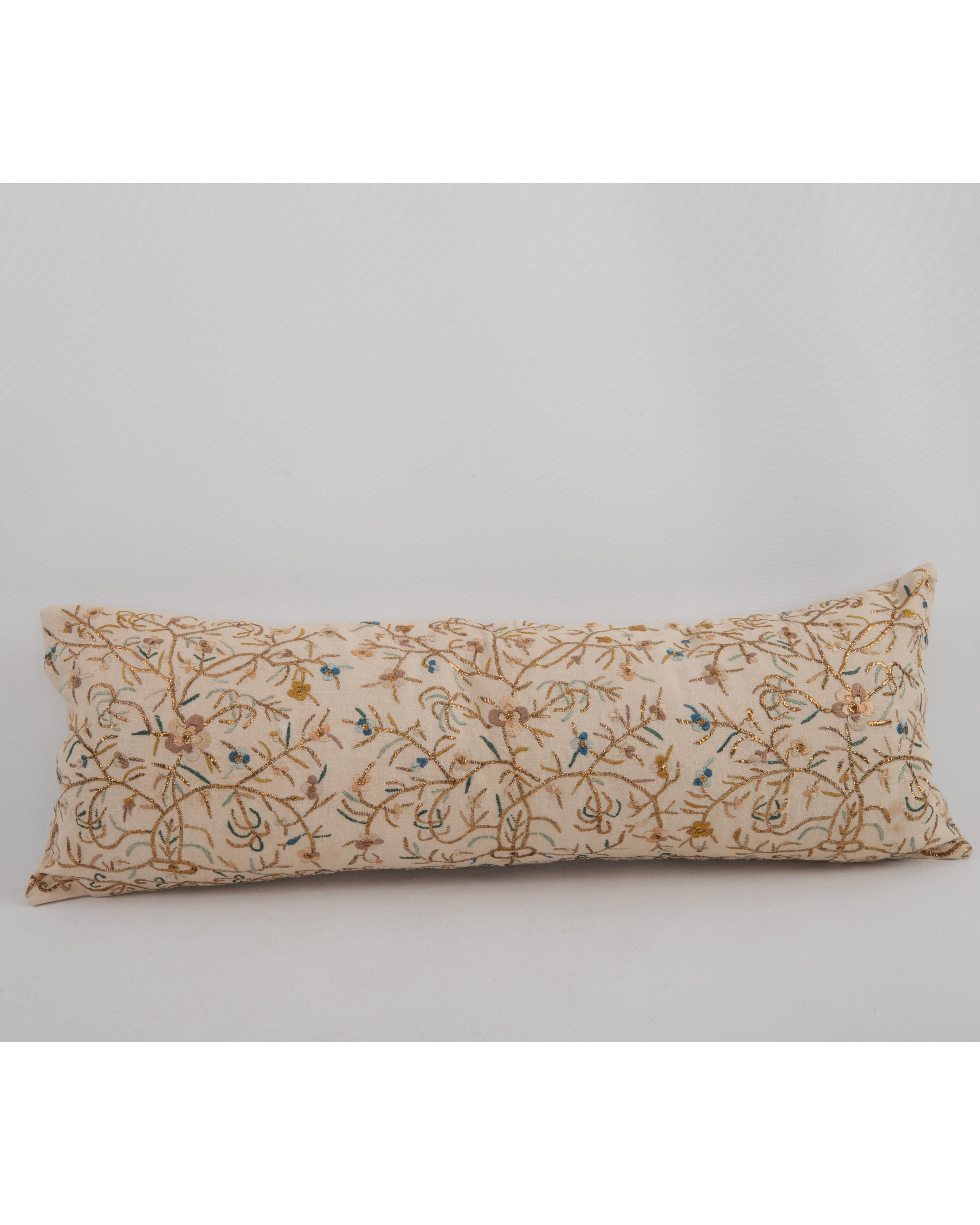 Il n'est pas livré avec un insert.
Du lin à l'arrière.
Fermeture à glissière.
Nettoyage à sec recommandé.
