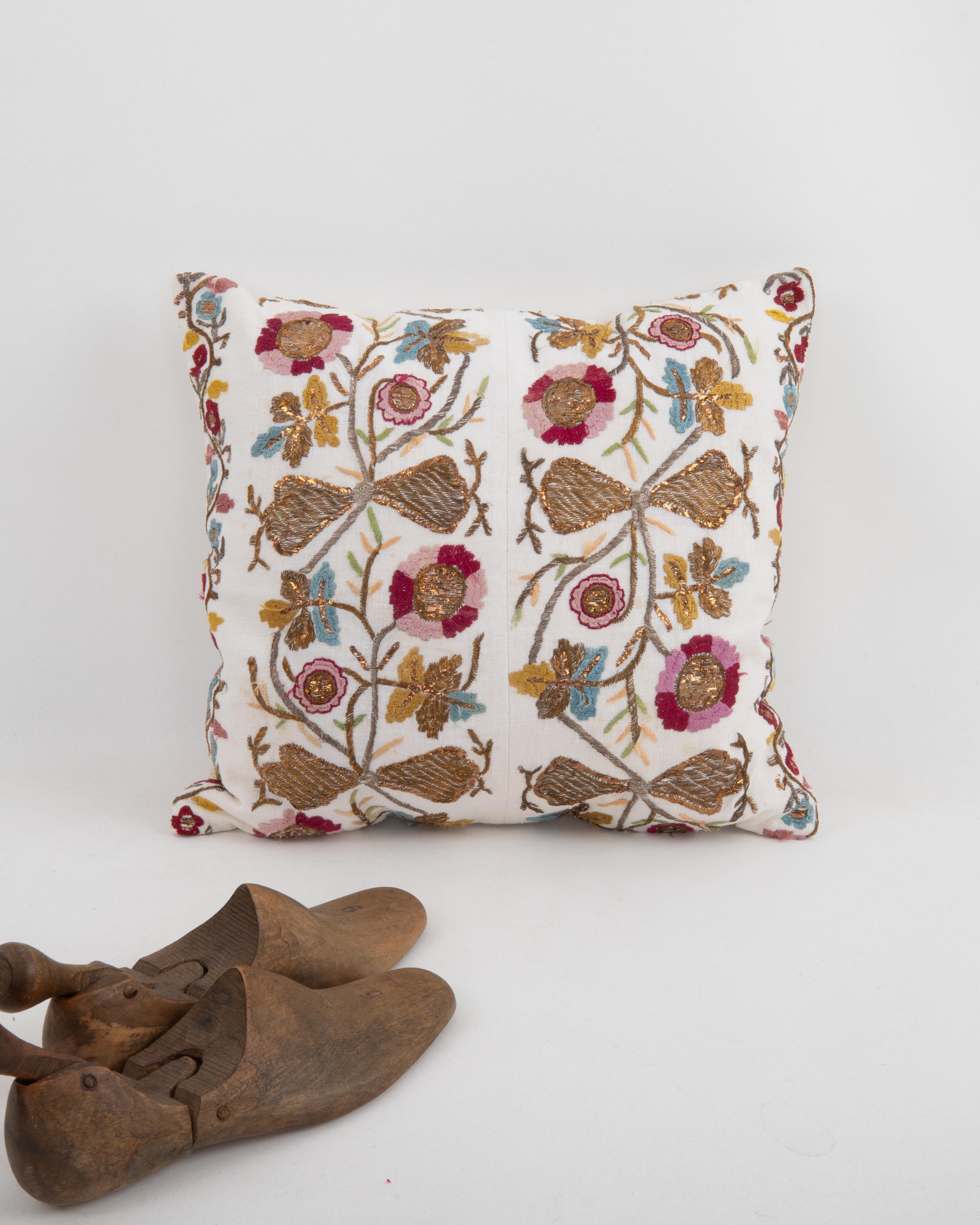 Kopfkissenbezug aus einer antiken osmanischen Stickerei, Türkei (Islamisch) im Angebot