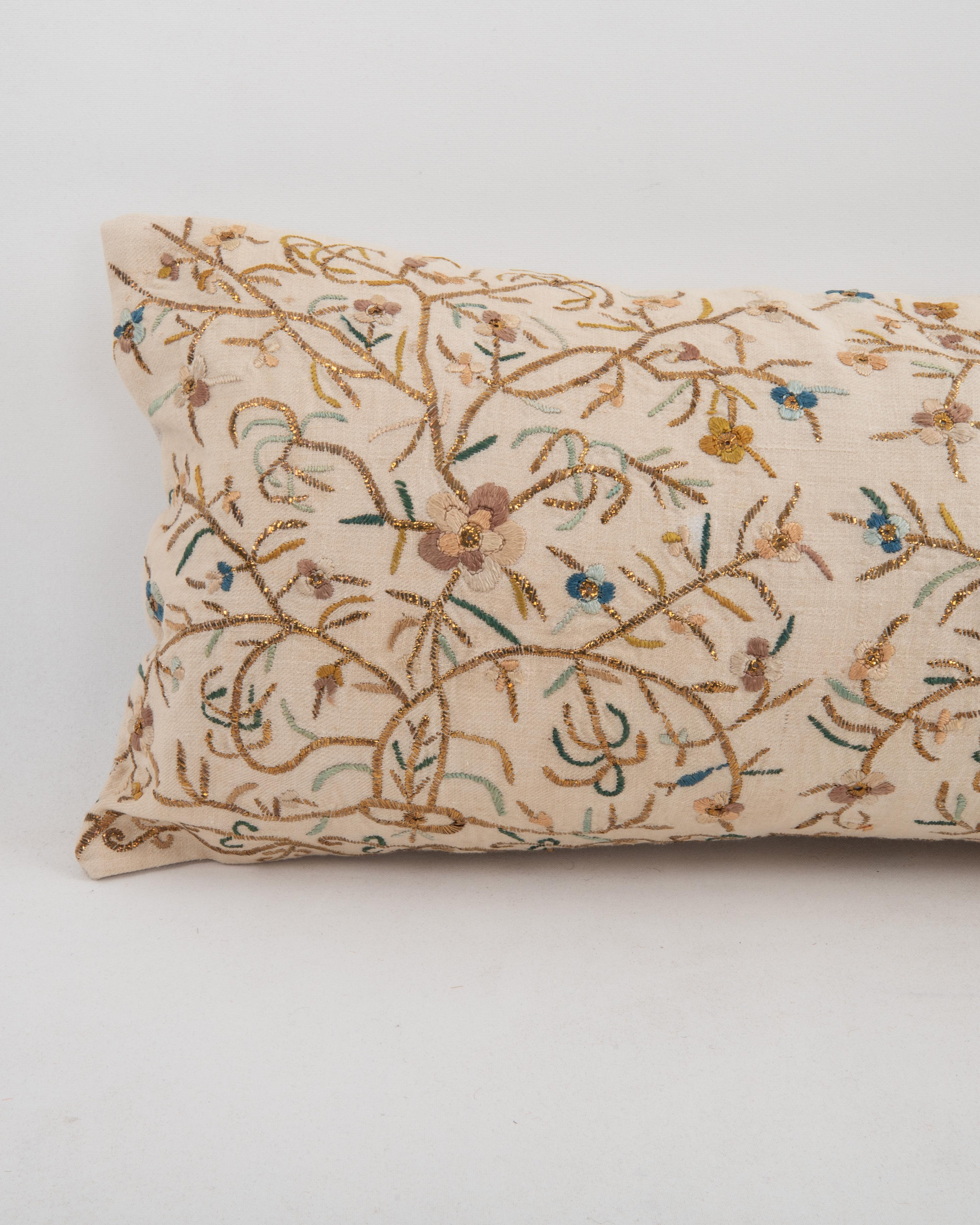 Suzani Taie d'oreiller réalisée à partir d'une broderie ottomane ancienne, Turquie en vente