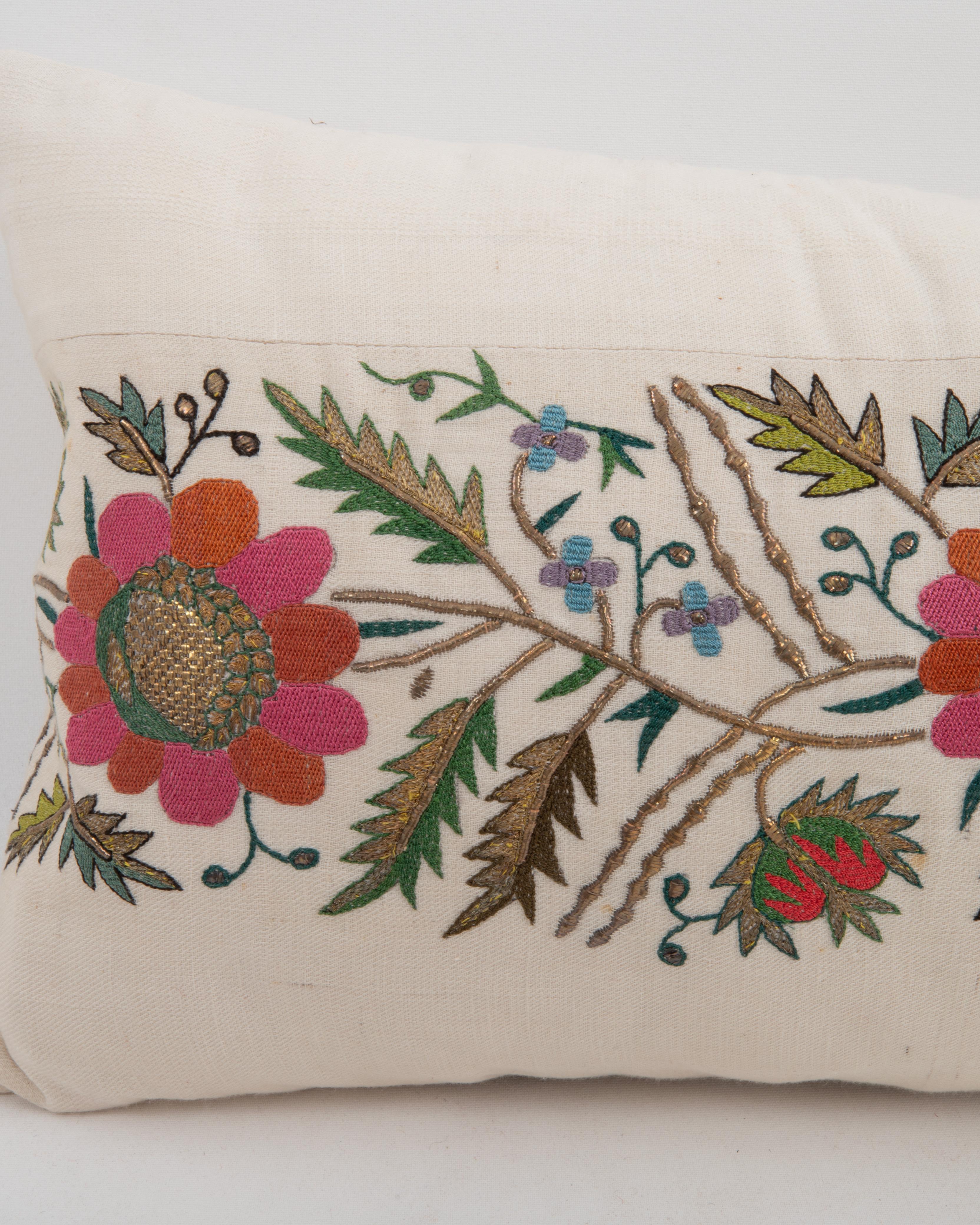 Turc Taie d'oreiller fabriquée à partir d'une broderie ottomane ancienne, Turquie en vente