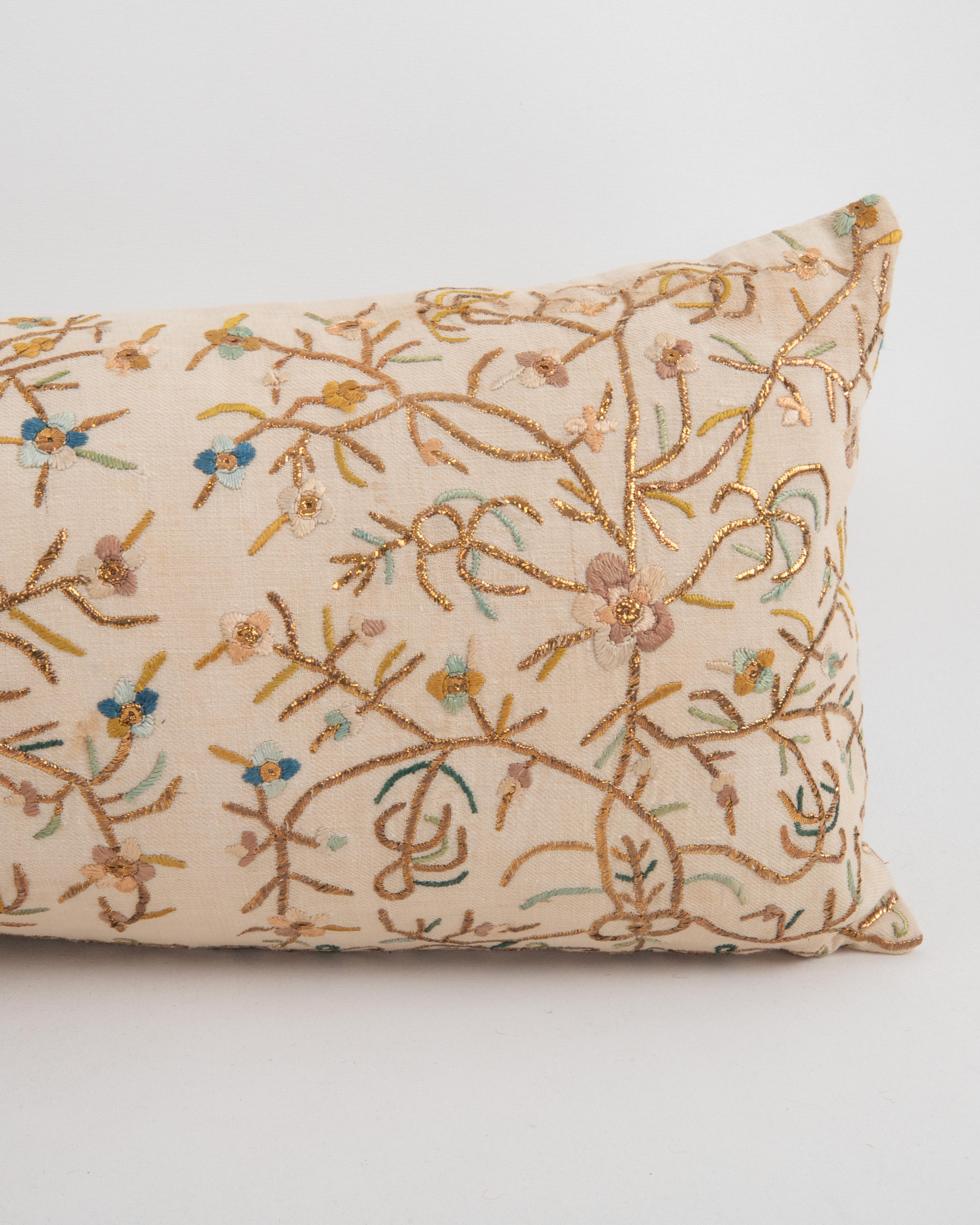 Turc Taie d'oreiller fabriquée à partir d'une broderie ottomane ancienne, Turquie en vente