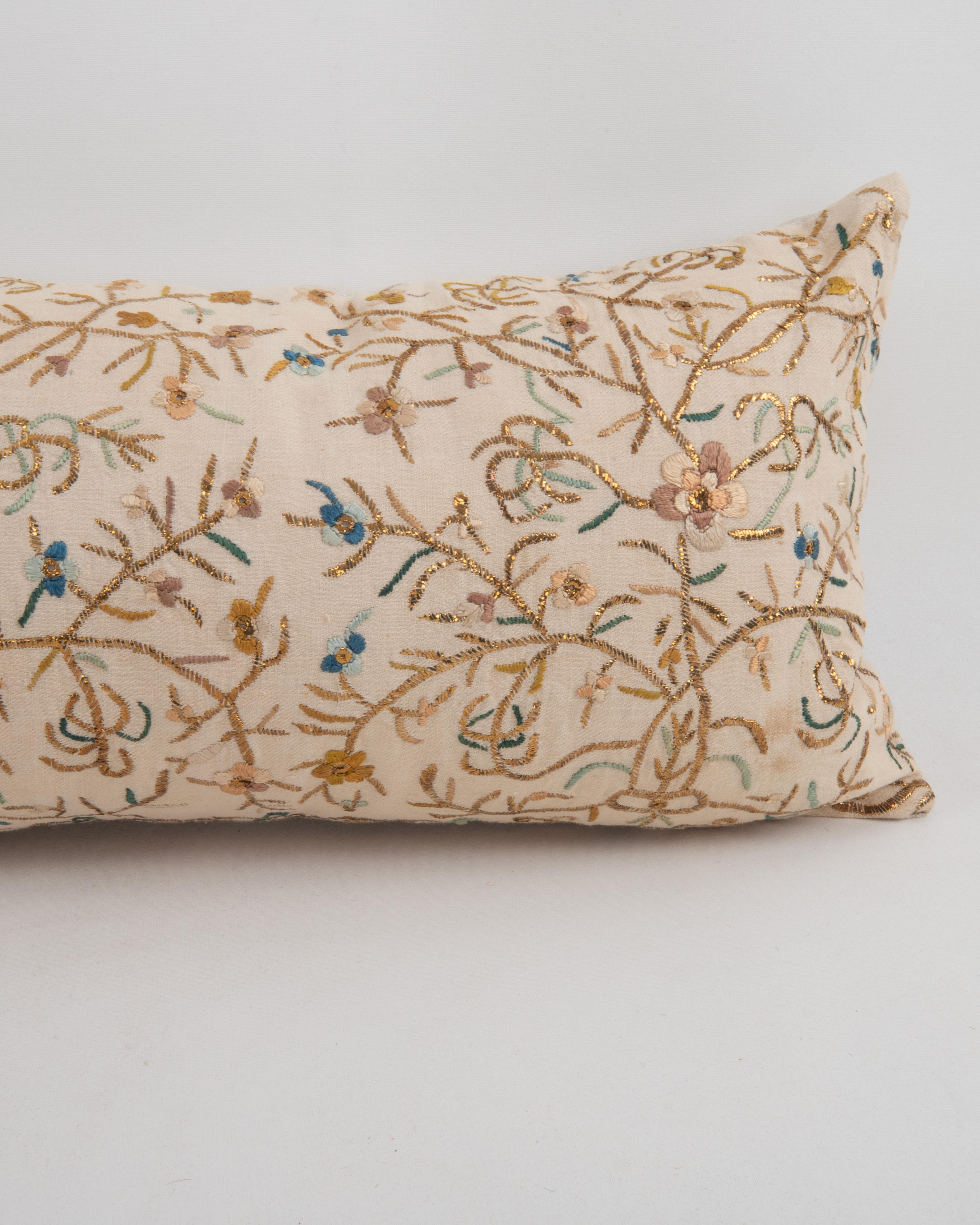 Turc Taie d'oreiller réalisée à partir d'une broderie ottomane ancienne, Turquie en vente