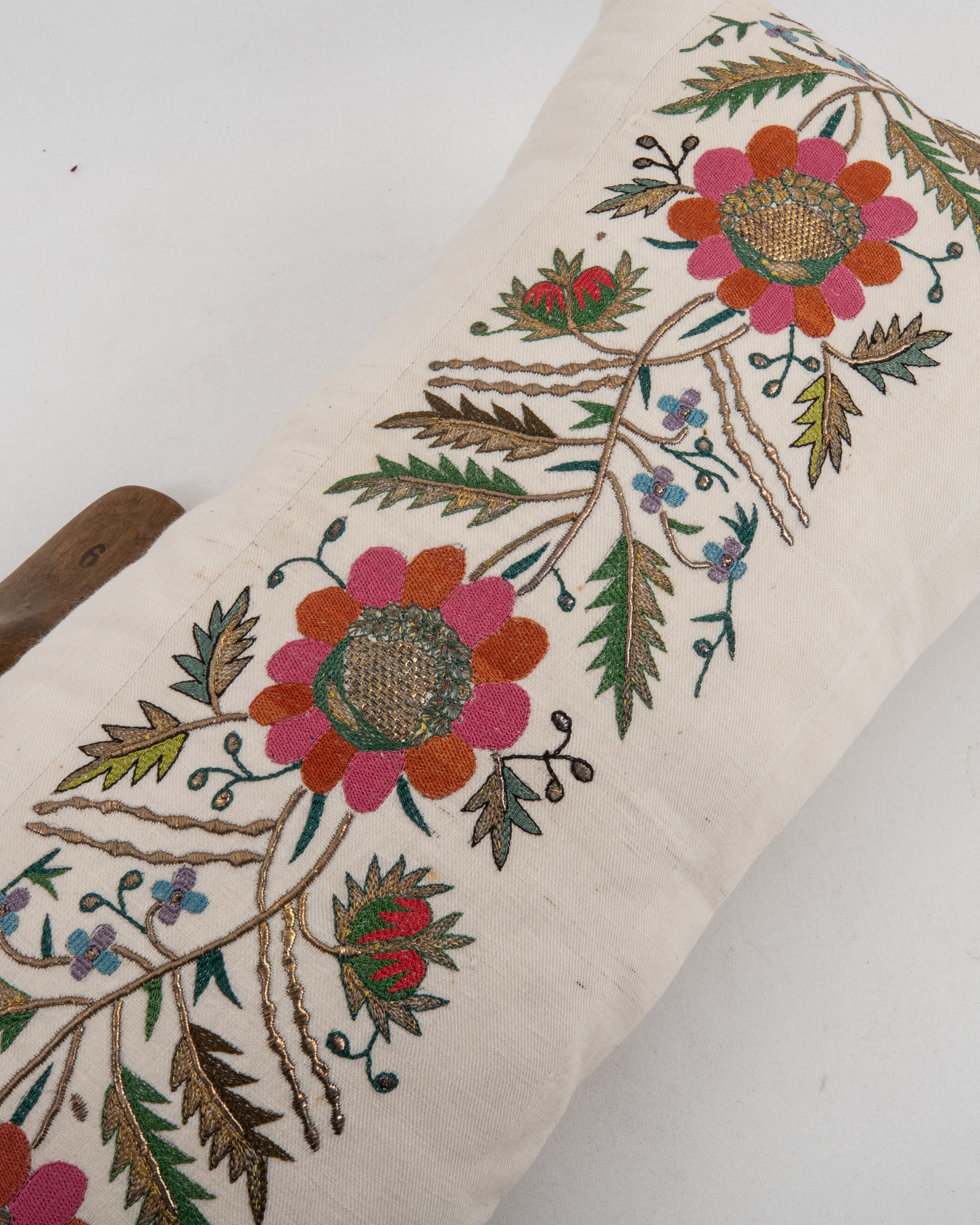Taie d'oreiller fabriquée à partir d'une broderie ottomane ancienne, Turquie État moyen - En vente à Istanbul, TR