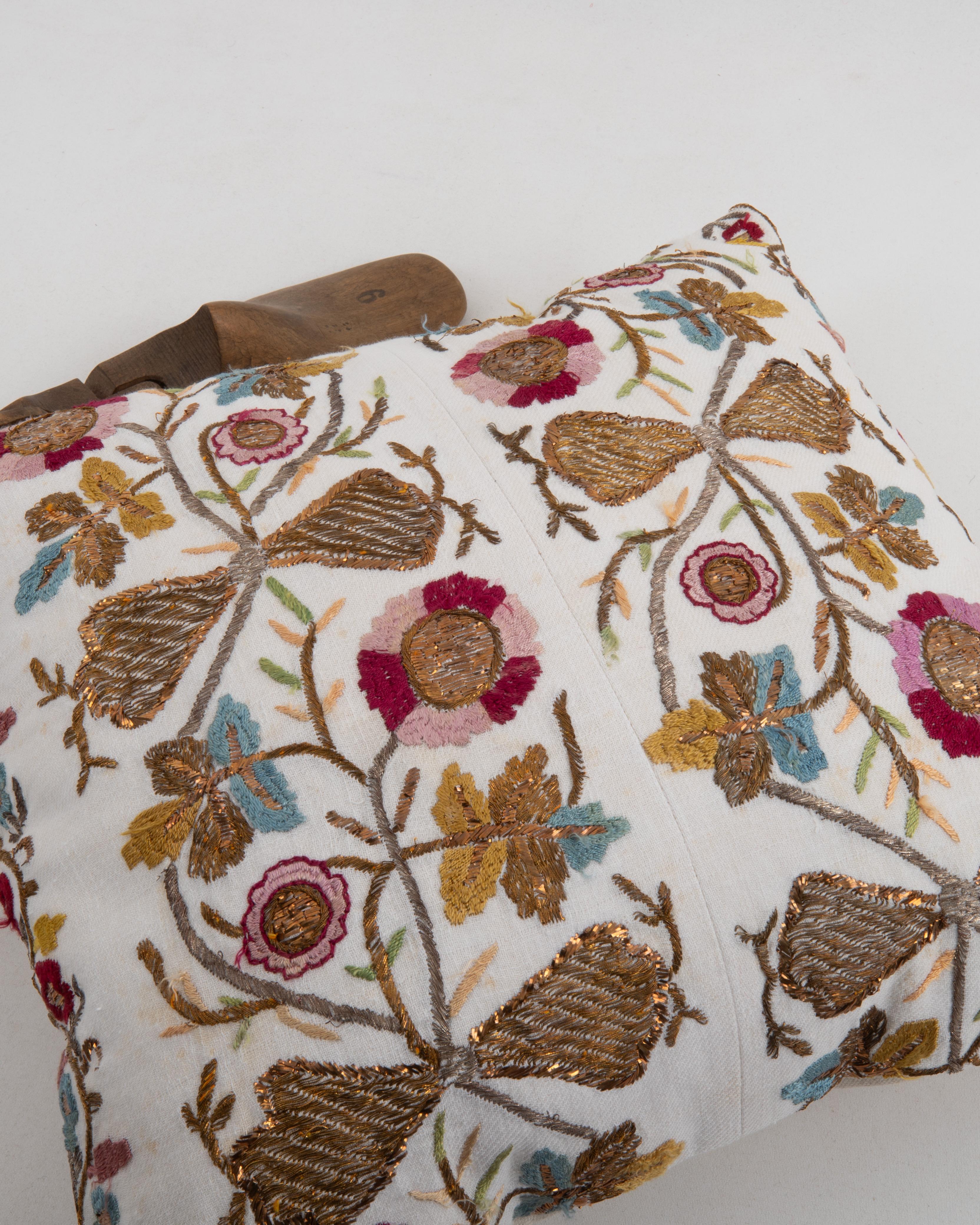 Kopfkissenbezug aus einer antiken osmanischen Stickerei, Türkei im Zustand „Relativ gut“ im Angebot in Istanbul, TR